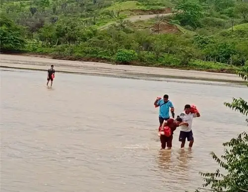 Ni el peligro que representa cruzar una quebrada activa tras las lluvias intensas que se registran en la región Tumbes detuvo al personal de la Dirección Regional de Salud (Diresa) en el distrito de Casitas que llegó a pie a una vivienda para atender a una gestante que se encontraba aislada. ANDINA/Difusión