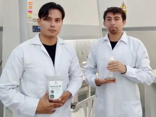 Estudiantes de Biotecnología de la Universidad Nacional del Santa, región Áncash, han desarrollado un pesticida “inteligente”, a partir de microorganismos obtenidos de residuos de la industria de la harina de pescado y de la caña de azúcar, una propuesta que busca mejorar el control de plagas agrícolas con menor impacto en los cultivos. ANDINA/Difusión