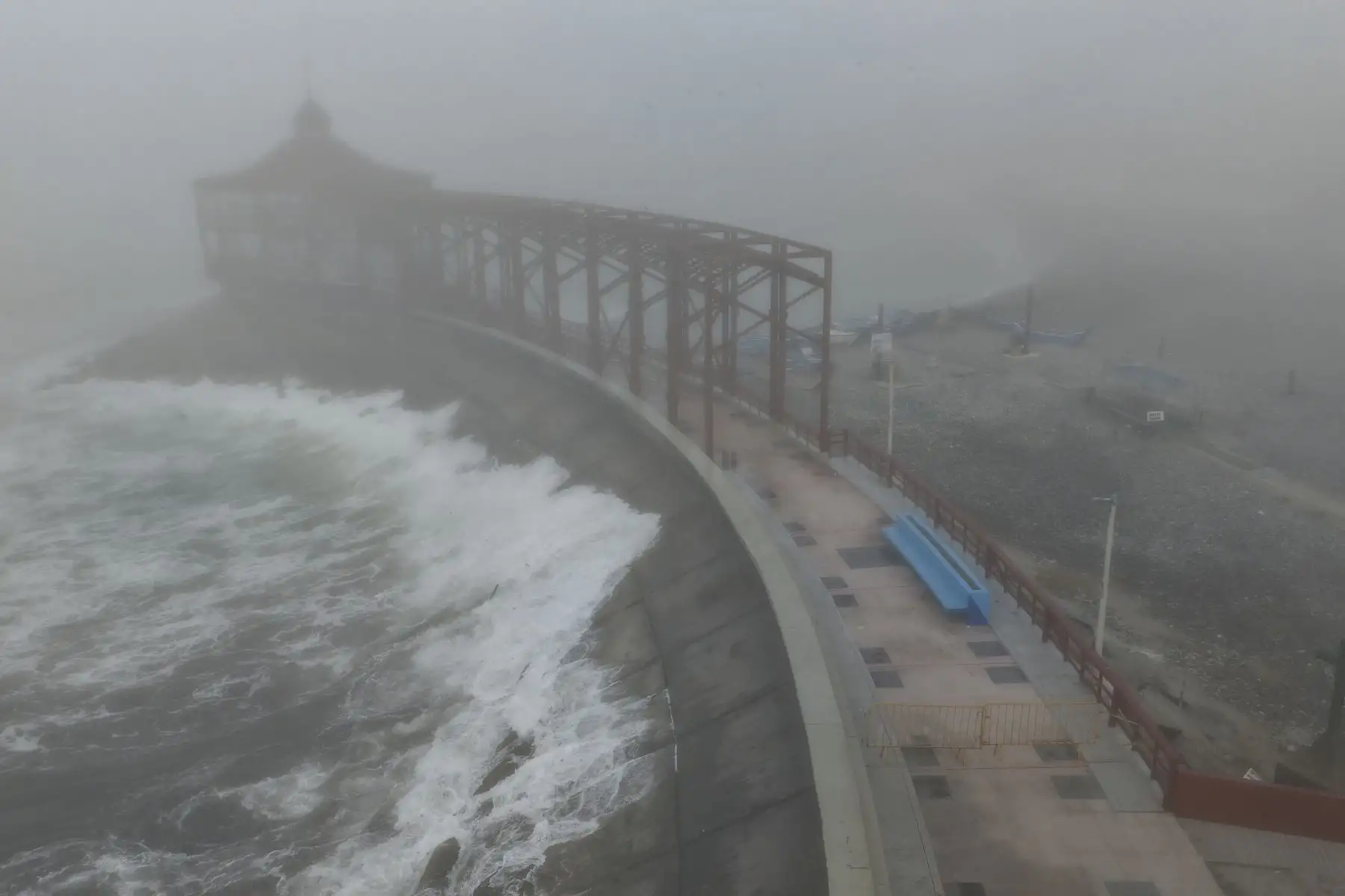 El fuerte oleaje registrado en algunas zonas del litoral peruano obligó a reforzar las medidas de precaución en la zona costera del Callao, donde el mar mostró un comportamiento más intenso de lo habitual. Las autoridades de La Punta cerraron el acceso al mirador y persiste la recomendación de evitar acercarse a zonas expuestas del litoral. Foto: ANDINA/Jhonel Rodríguez Robles