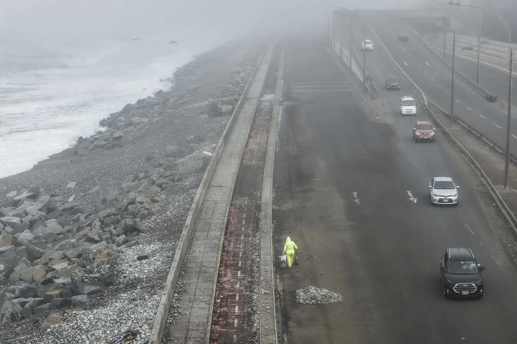 El fuerte oleaje registrado en algunas zonas del litoral peruano obligó a reforzar las medidas de precaución en la zona costera del Callao, donde el mar mostró un comportamiento más intenso de lo habitual. Las autoridades de La Punta cerraron el acceso al mirador y persiste la recomendación de evitar acercarse a zonas expuestas del litoral. Foto: ANDINA/Jhonel Rodríguez Robles