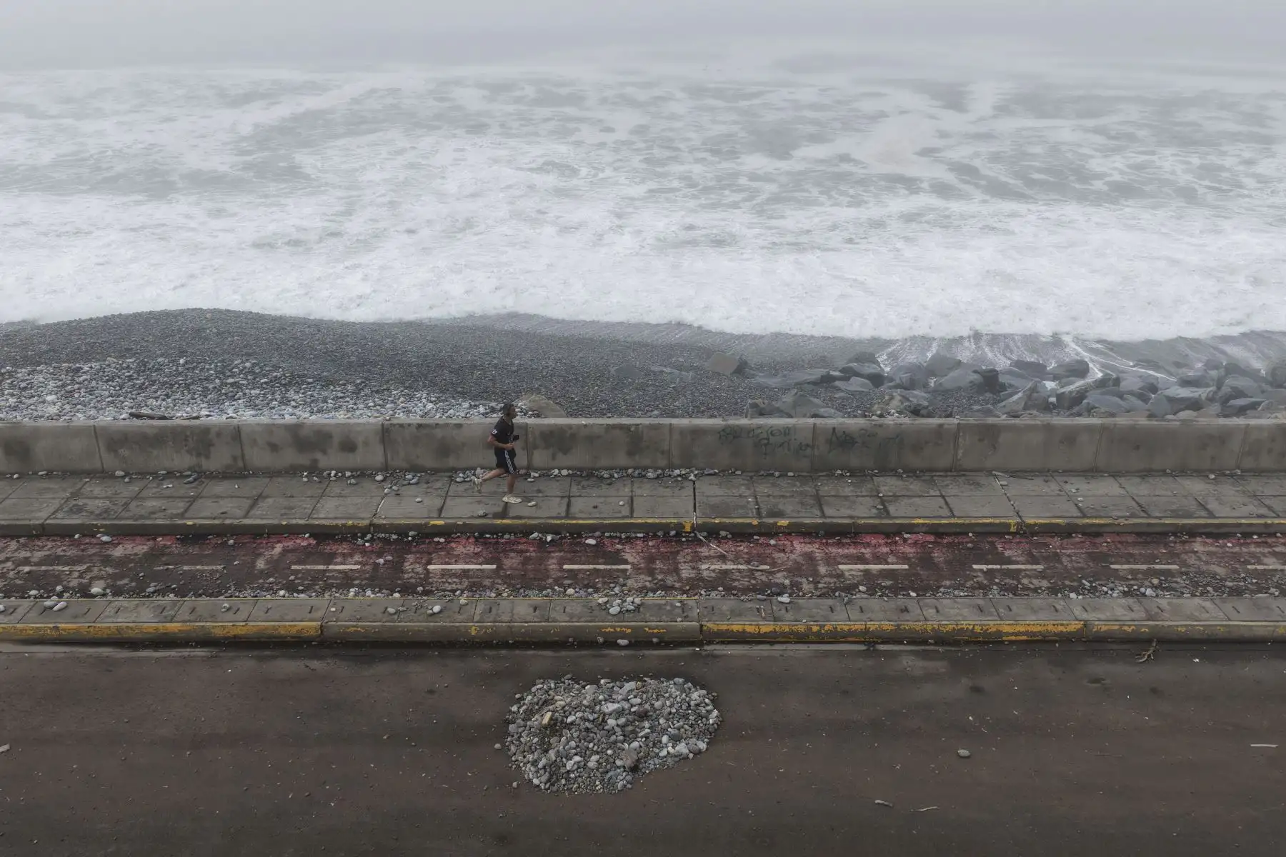 El fuerte oleaje registrado en algunas zonas del litoral peruano obligó a reforzar las medidas de precaución en la zona costera del Callao, donde el mar mostró un comportamiento más intenso de lo habitual. Las autoridades de La Punta cerraron el acceso al mirador y persiste la recomendación de evitar acercarse a zonas expuestas del litoral. Foto: ANDINA/Jhonel Rodríguez Robles