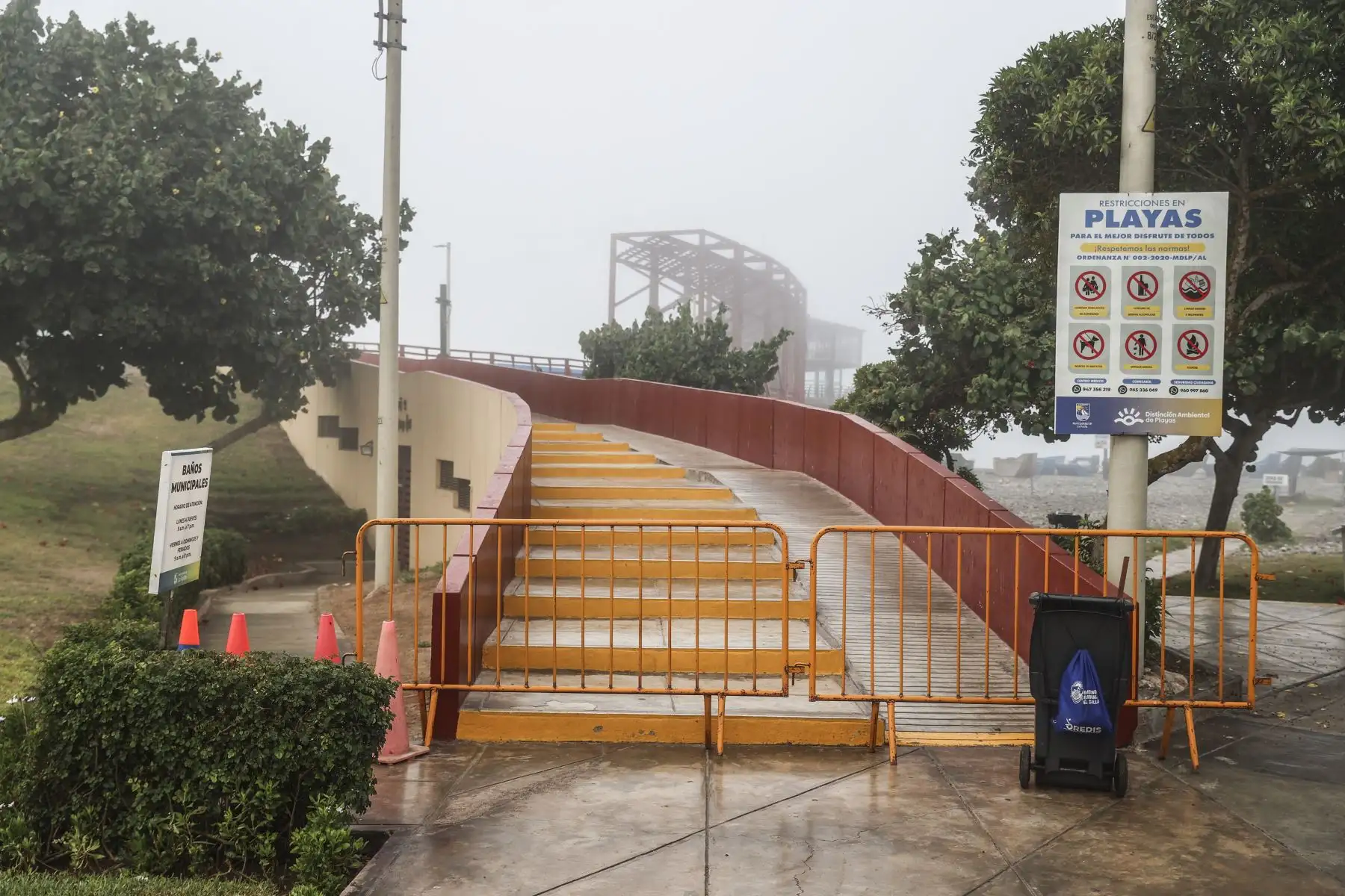 El fuerte oleaje registrado en algunas zonas del litoral peruano obligó a reforzar las medidas de precaución en la zona costera del Callao, donde el mar mostró un comportamiento más intenso de lo habitual. Las autoridades de La Punta cerraron el acceso al mirador y persiste la recomendación de evitar acercarse a zonas expuestas del litoral. Foto: ANDINA/Jhonel Rodríguez Robles