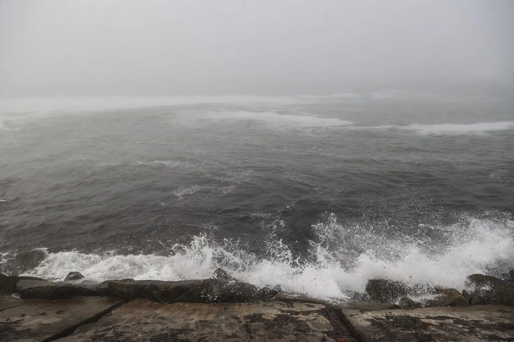 El fuerte oleaje registrado en algunas zonas del litoral peruano obligó a reforzar las medidas de precaución en la zona costera del Callao, donde el mar mostró un comportamiento más intenso de lo habitual. Las autoridades de La Punta cerraron el acceso al mirador y persiste la recomendación de evitar acercarse a zonas expuestas del litoral. Foto: ANDINA/Jhonel Rodríguez Robles
