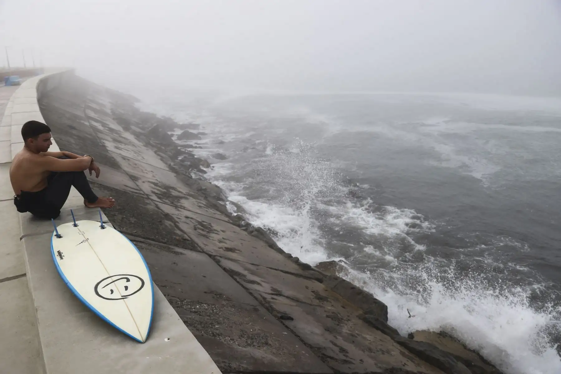 El fuerte oleaje registrado en algunas zonas del litoral peruano obligó a reforzar las medidas de precaución en la zona costera del Callao, donde el mar mostró un comportamiento más intenso de lo habitual. Las autoridades de La Punta cerraron el acceso al mirador y persiste la recomendación de evitar acercarse a zonas expuestas del litoral. Foto: ANDINA/Jhonel Rodríguez Robles