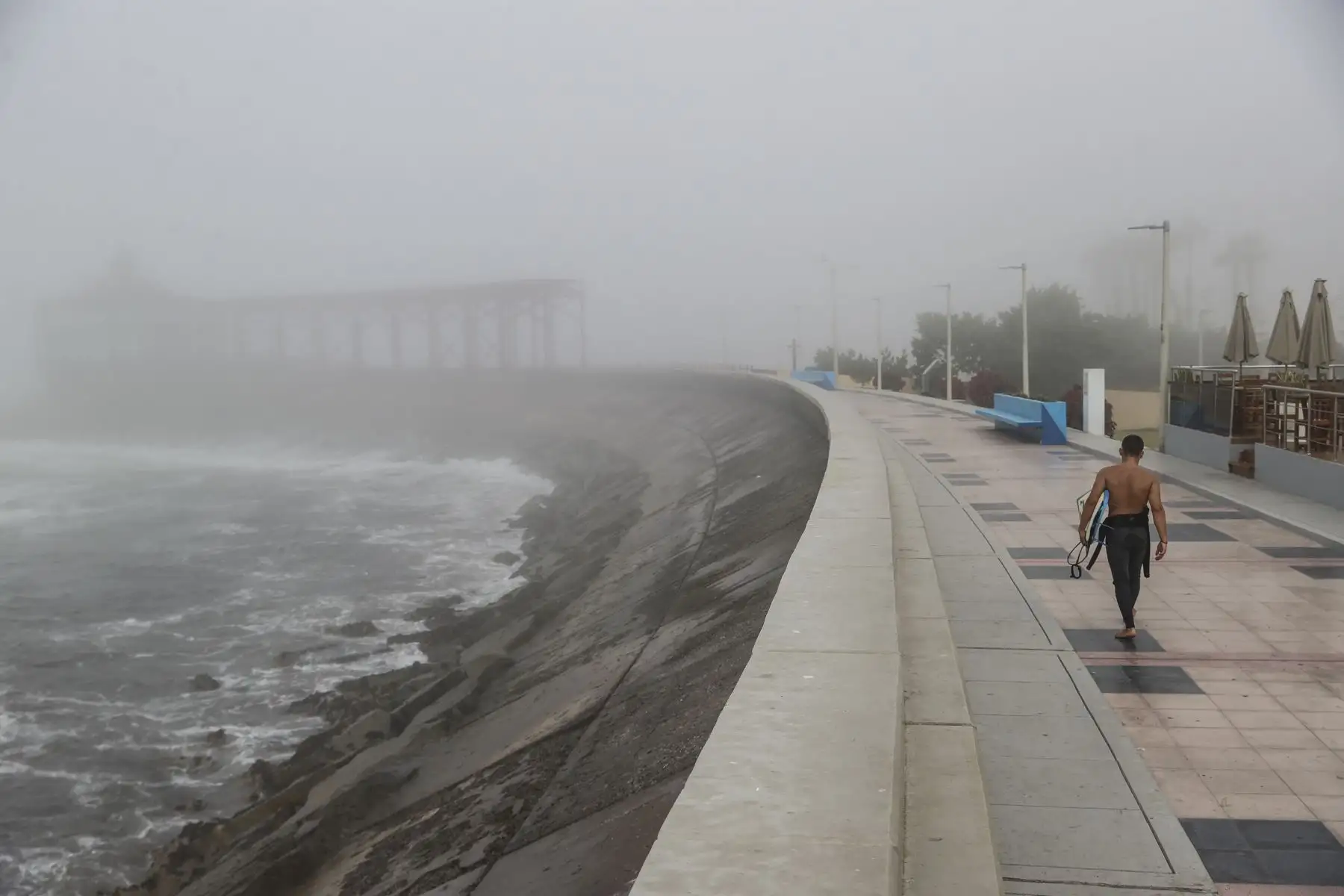 El fuerte oleaje registrado en algunas zonas del litoral peruano obligó a reforzar las medidas de precaución en la zona costera del Callao, donde el mar mostró un comportamiento más intenso de lo habitual. Las autoridades de La Punta cerraron el acceso al mirador y persiste la recomendación de evitar acercarse a zonas expuestas del litoral. Foto: ANDINA/Jhonel Rodríguez Robles