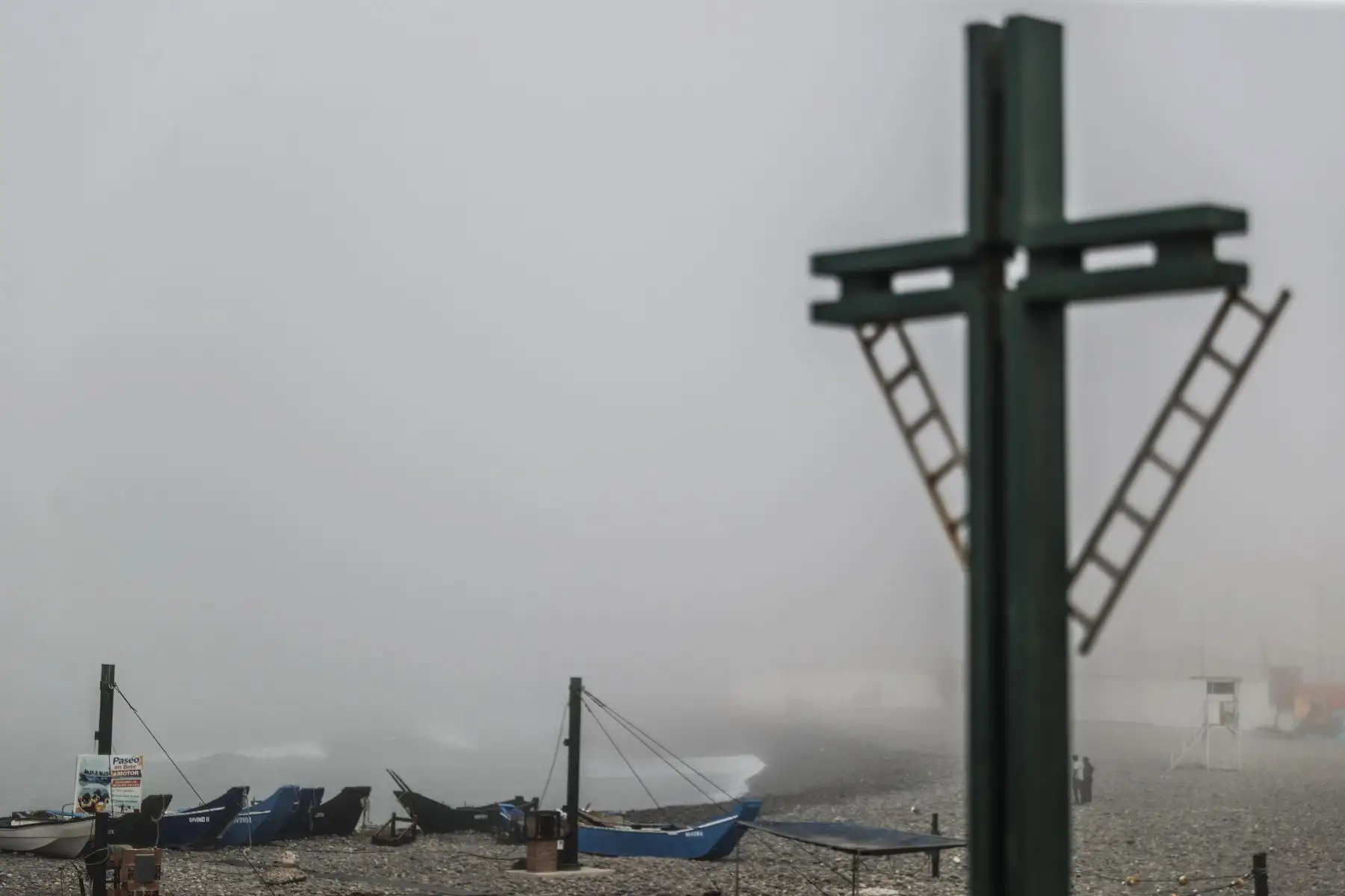 El fuerte oleaje registrado en algunas zonas del litoral peruano obligó a reforzar las medidas de precaución en la zona costera del Callao, donde el mar mostró un comportamiento más intenso de lo habitual. Las autoridades de La Punta cerraron el acceso al mirador y persiste la recomendación de evitar acercarse a zonas expuestas del litoral. Foto: ANDINA/Jhonel Rodríguez Robles