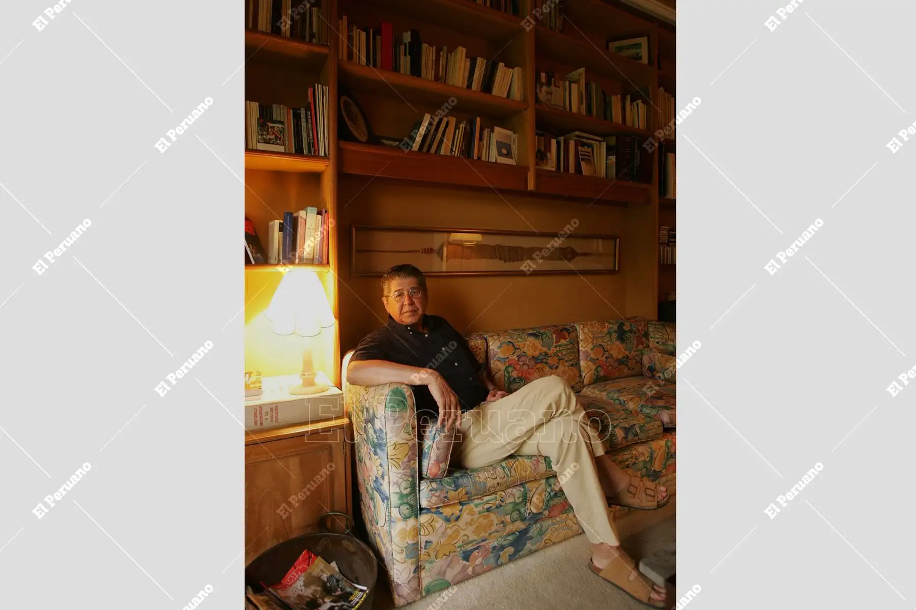 Lima-9 febrero 2005/Escritor Alfredo Bryce Echenique, autor de obras emblemáticas como "Un mundo para Julius" y "La vida exagerada de Martín Romaña". Foto: Diario Oficial El Peruano/Carlos Lezama