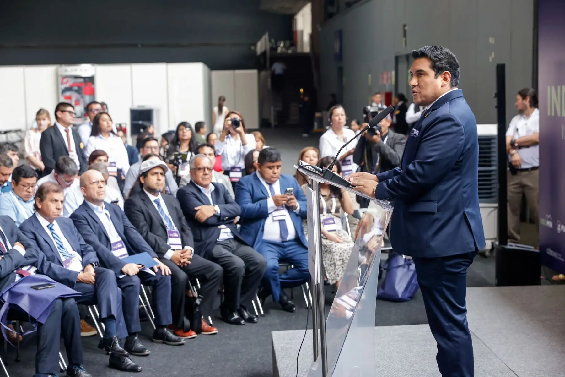 El programa de conferencias INDUMIN 2026 se inició con el objetivo de analizar los desafíos, la innovación y el futuro de la minería a pequeña escala en el país. El encuentro reúne durante tres jornadas a especialistas, autoridades, académicos y representantes de la industria para debatir sobre sostenibilidad, productividad y formalización del sector, en un espacio de diálogo impulsado por GERENS Escuela de Postgrado. Foto: ANDINA/Luis Iparraguirre