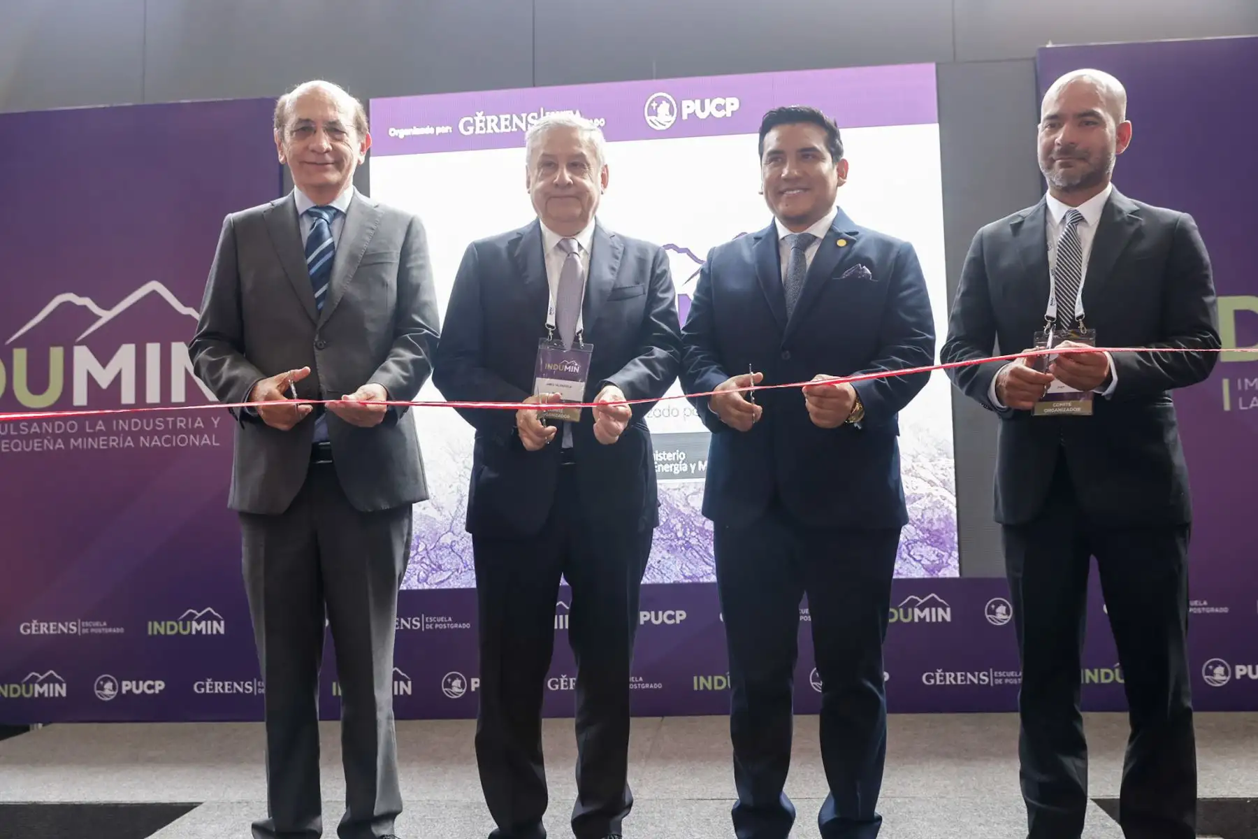 El programa de conferencias INDUMIN 2026 se inició con el objetivo de analizar los desafíos, la innovación y el futuro de la minería a pequeña escala en el país. El encuentro reúne durante tres jornadas a especialistas, autoridades, académicos y representantes de la industria para debatir sobre sostenibilidad, productividad y formalización del sector, en un espacio de diálogo impulsado por GERENS Escuela de Postgrado. Foto: ANDINA/Luis Iparraguirre