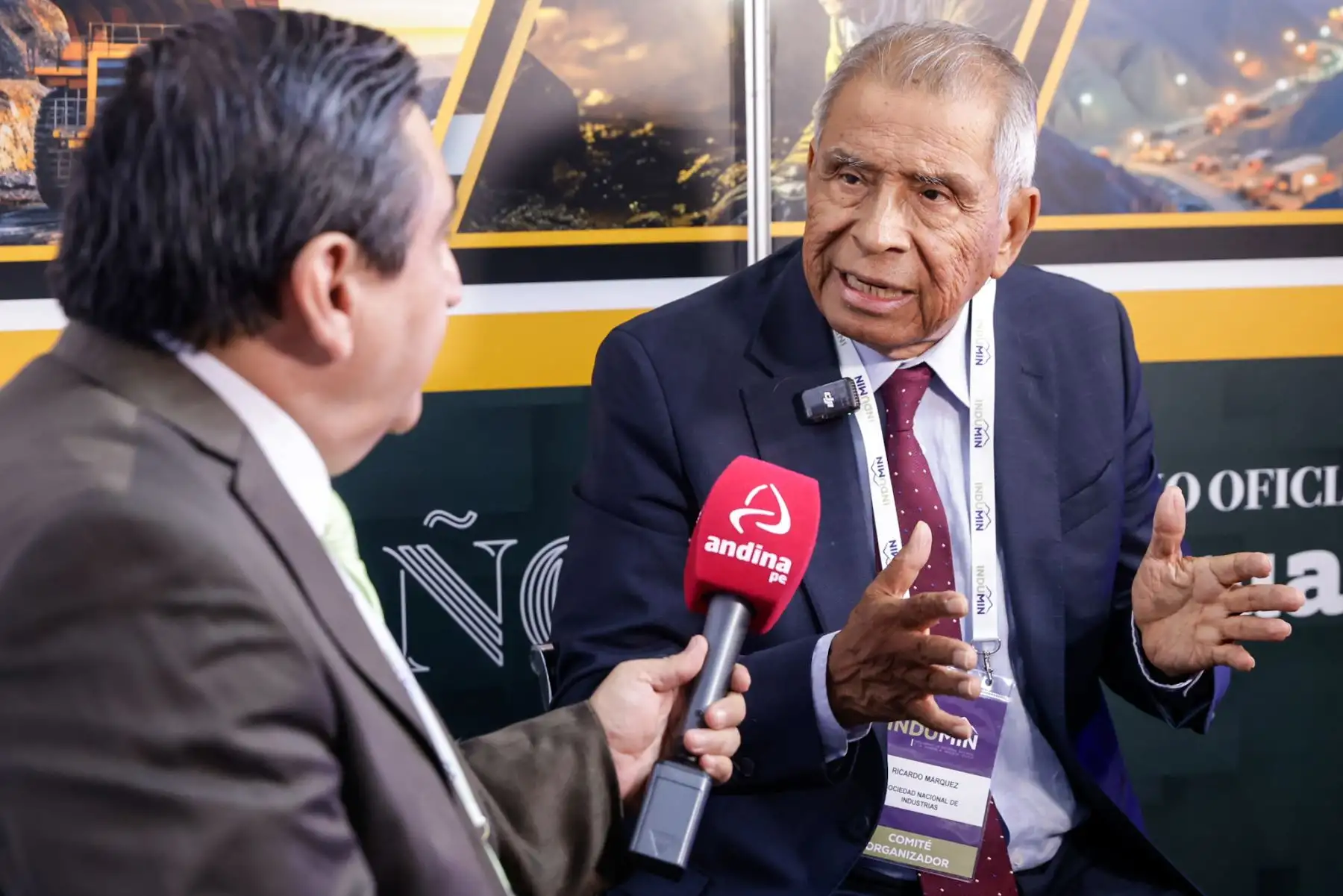 Ricardo Márquez, presidente de la Sociedad Nacional de Industrias, brindó una entrevista a la Agencia de Noticias Andina durante el desarrollo de INDUMIN 2026, donde destacó la importancia de fortalecer la formalización, la productividad y la articulación entre la industria y el sector minero para impulsar el desarrollo económico del país. Foto: ANDINA/Luis Iparraguirre