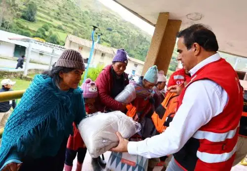 El ministro de Trabajo, Óscar Fernández, entregó alimentos, mochilas de emergencia y prendas de vestir abrigadoras a la población damnificada y afectada por las lluvias intensas y desborde de ríos del distrito de Molinos, ubicado en la provincia de Jauja, en Junín. ANDINA/Difusión