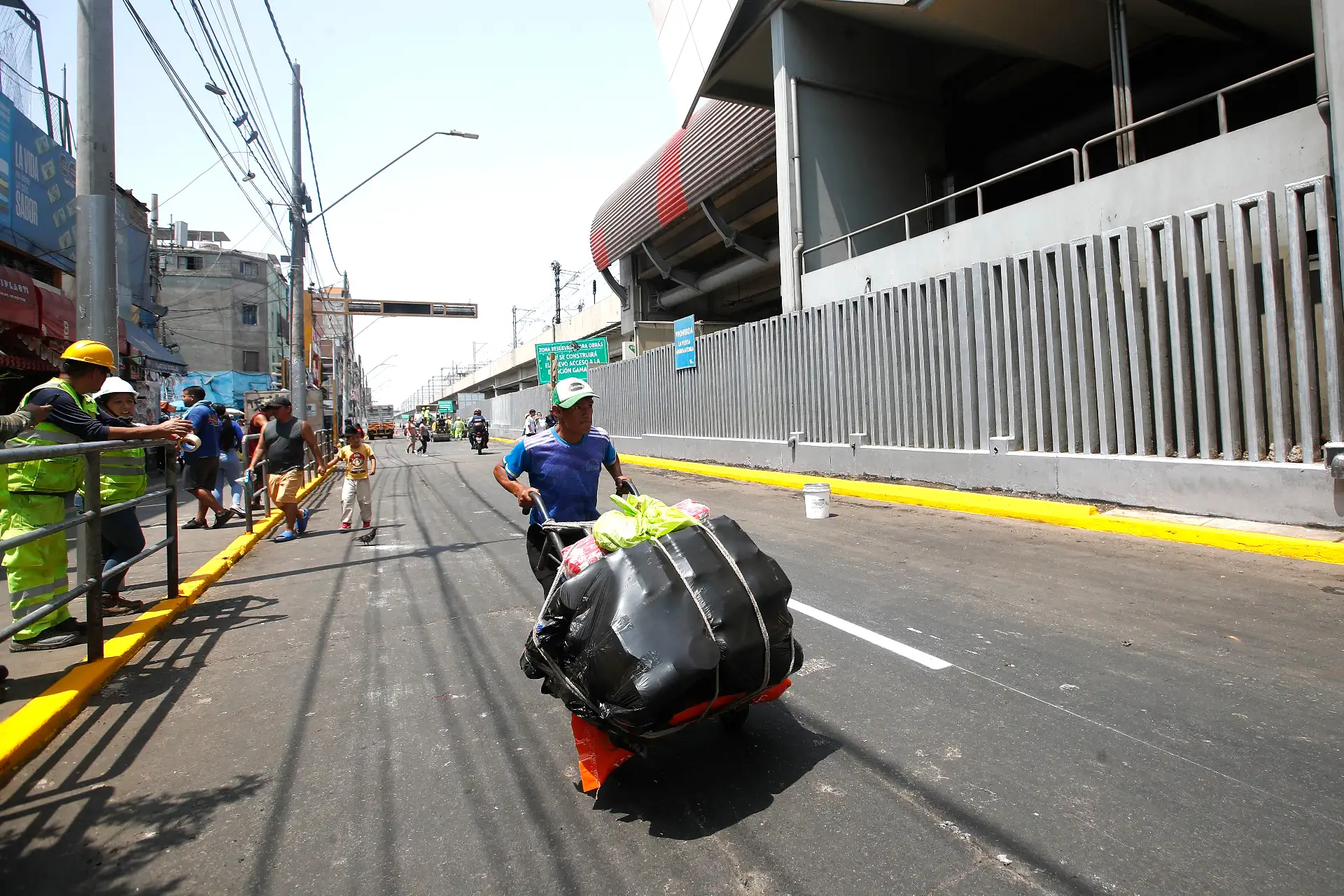 ALcalde de Lima, Renzo Reggiardo, supervisa como se encuentran las primeras cuadras de la avenida "Aviación", a una semana de realizado el operativo conjunto con la Policía Nacional del Perú y la municipalidad de La Victoria, lo cual permitió recuperar espacios públicos. Además, el burgomaestre, recorrerá el emporio comercial de Gamarra acompañado por los empresarios de la zona.
Foto: ANDINA/Eddy Ramos