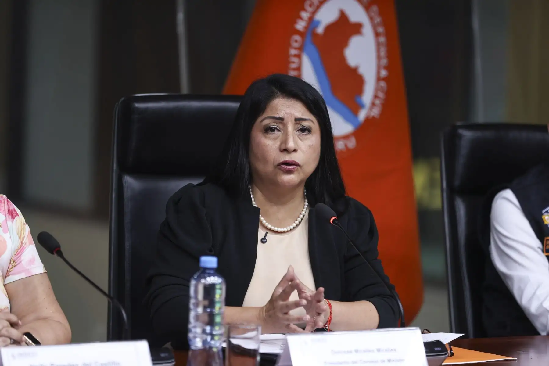 La presidenta del Consejo de Ministros, Denisse Miralles, junto a ministros de Estado y autoridades del INDECI, brinda un reporte sobre las acciones desplegadas a nivel nacional frente a las lluvias intensas. Foto: ANDINA/Jhonel Rodríguez Robles