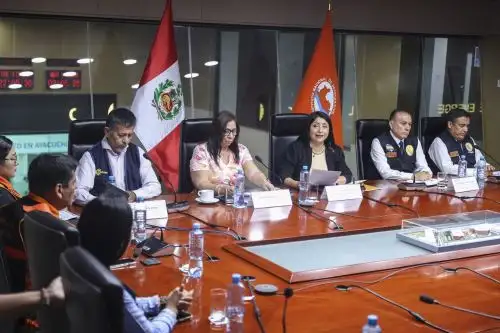 La presidenta del Consejo de Ministros, Denisse Miralles, junto a ministros de Estado y autoridades del INDECI, brinda un reporte sobre las acciones desplegadas a nivel nacional frente a las lluvias intensas. Foto: ANDINA/Jhonel Rodríguez Robles