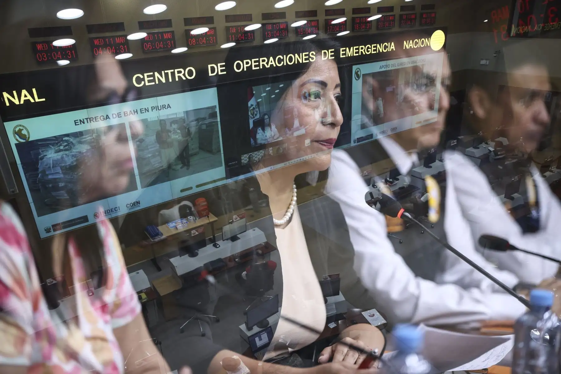 La presidenta del Consejo de Ministros, Denisse Miralles, junto a ministros de Estado y autoridades del INDECI, brinda un reporte sobre las acciones desplegadas a nivel nacional frente a las lluvias intensas. Foto: ANDINA/Jhonel Rodríguez Robles