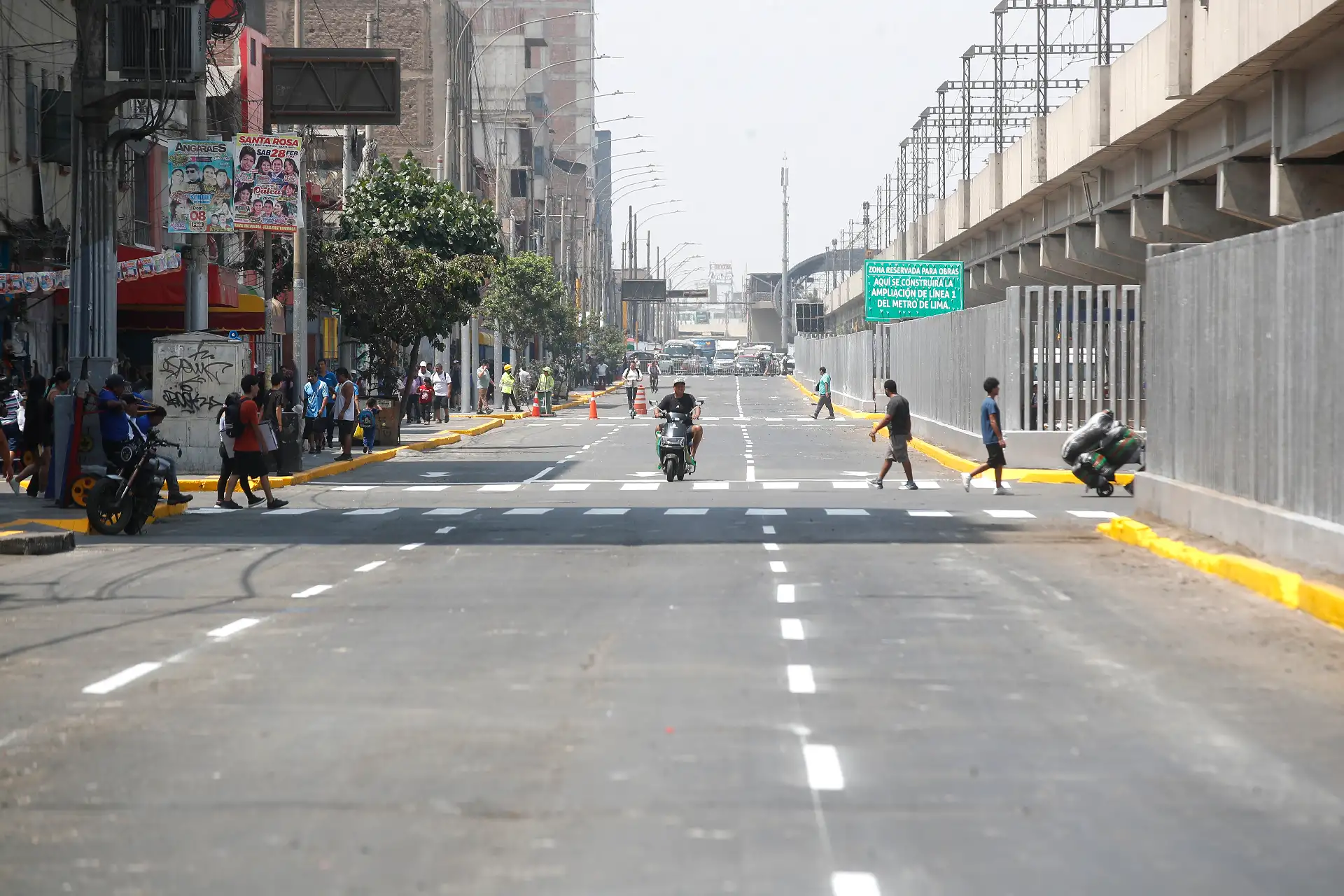 ALcalde de Lima, Renzo Reggiardo, supervisa como se encuentran las primeras cuadras de la avenida "Aviación", a una semana de realizado el operativo conjunto con la Policía Nacional del Perú y la municipalidad de La Victoria, lo cual permitió recuperar espacios públicos. Además, el burgomaestre, recorrerá el emporio comercial de Gamarra acompañado por los empresarios de la zona.
Foto: ANDINA/Eddy Ramos