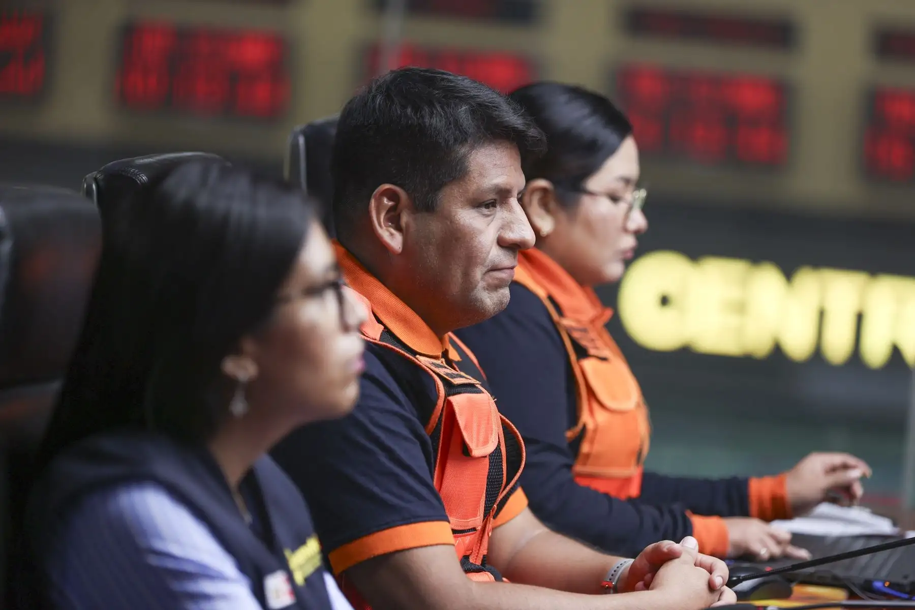 La presidenta del Consejo de Ministros, Denisse Miralles, junto a ministros de Estado y autoridades del INDECI, brinda un reporte sobre las acciones desplegadas a nivel nacional frente a las lluvias intensas. Foto: ANDINA/Jhonel Rodríguez Robles