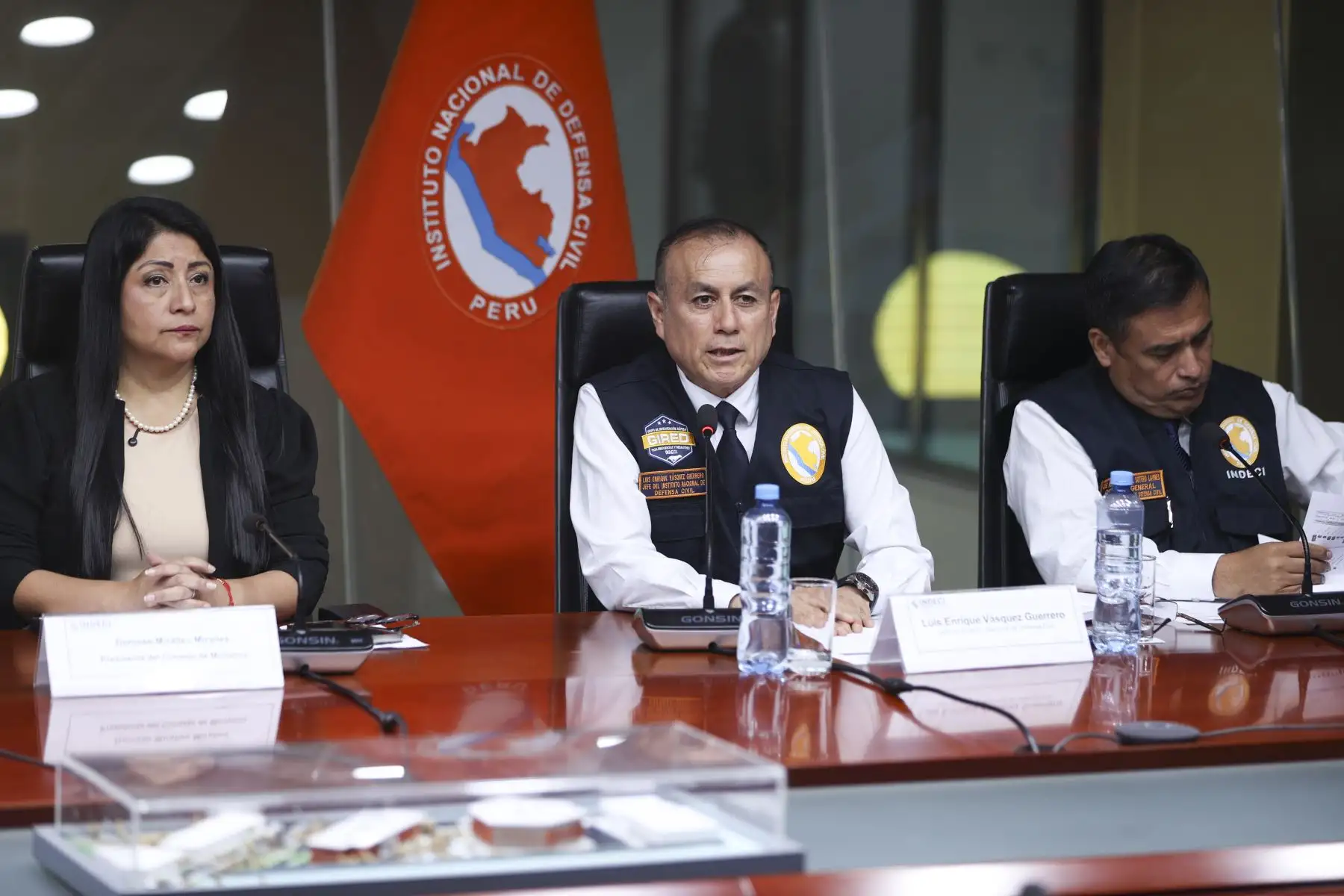 La presidenta del Consejo de Ministros, Denisse Miralles, junto a ministros de Estado y autoridades del INDECI, brinda un reporte sobre las acciones desplegadas a nivel nacional frente a las lluvias intensas. Foto: ANDINA/Jhonel Rodríguez Robles