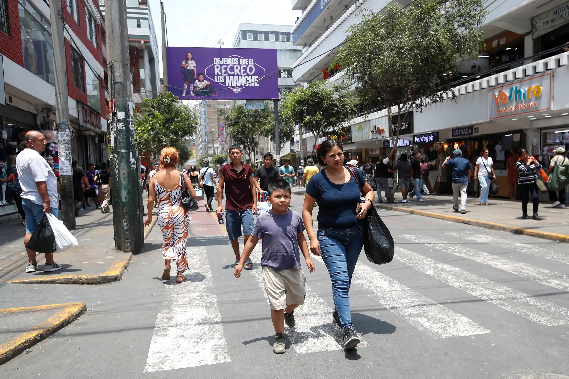 ALcalde de Lima, Renzo Reggiardo, supervisa como se encuentran las primeras cuadras de la avenida "Aviación", a una semana de realizado el operativo conjunto con la Policía Nacional del Perú y la municipalidad de La Victoria, lo cual permitió recuperar espacios públicos. Además, el burgomaestre, recorrerá el emporio comercial de Gamarra acompañado por los empresarios de la zona.
Foto: ANDINA/Eddy Ramos