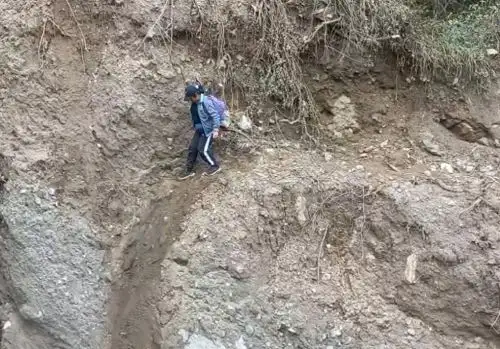 Pobladores de las provincias de Pataz y Bolívar, en la sierra de La Libertad, arriesgan sus vidas al intentar cruzar las vías que se encuentran bloqueadas tras la caída de dos  huaicos.  ANDINA/Difusión