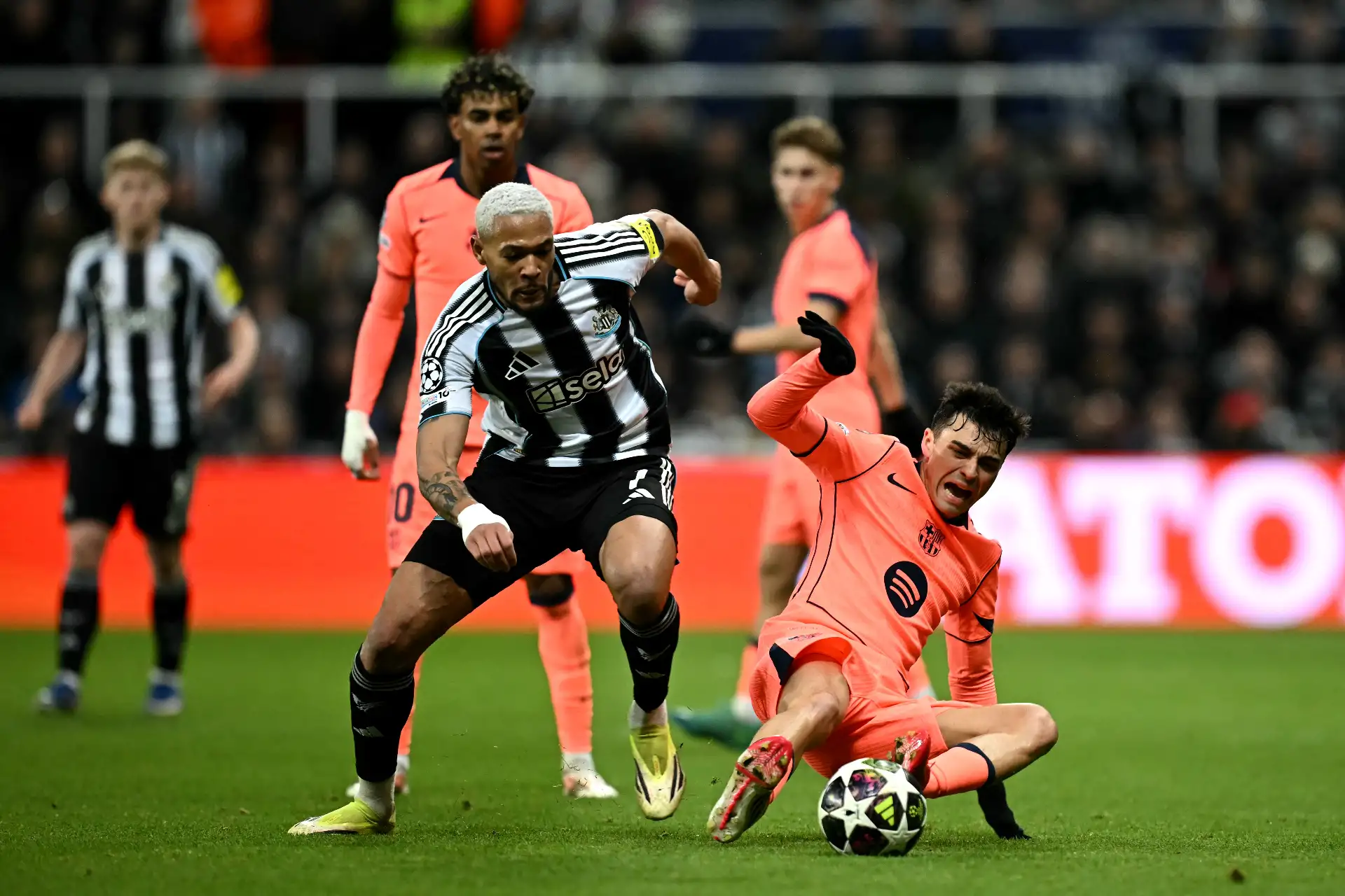 El centrocampista brasileño del Newcastle United  Joelinton lucha por el balón con el defensa español del Barcelona Pau Cubarsi durante el partido de octavos de final de la UEFA Champions League entre el Newcastle United y el FC Barcelona en St James