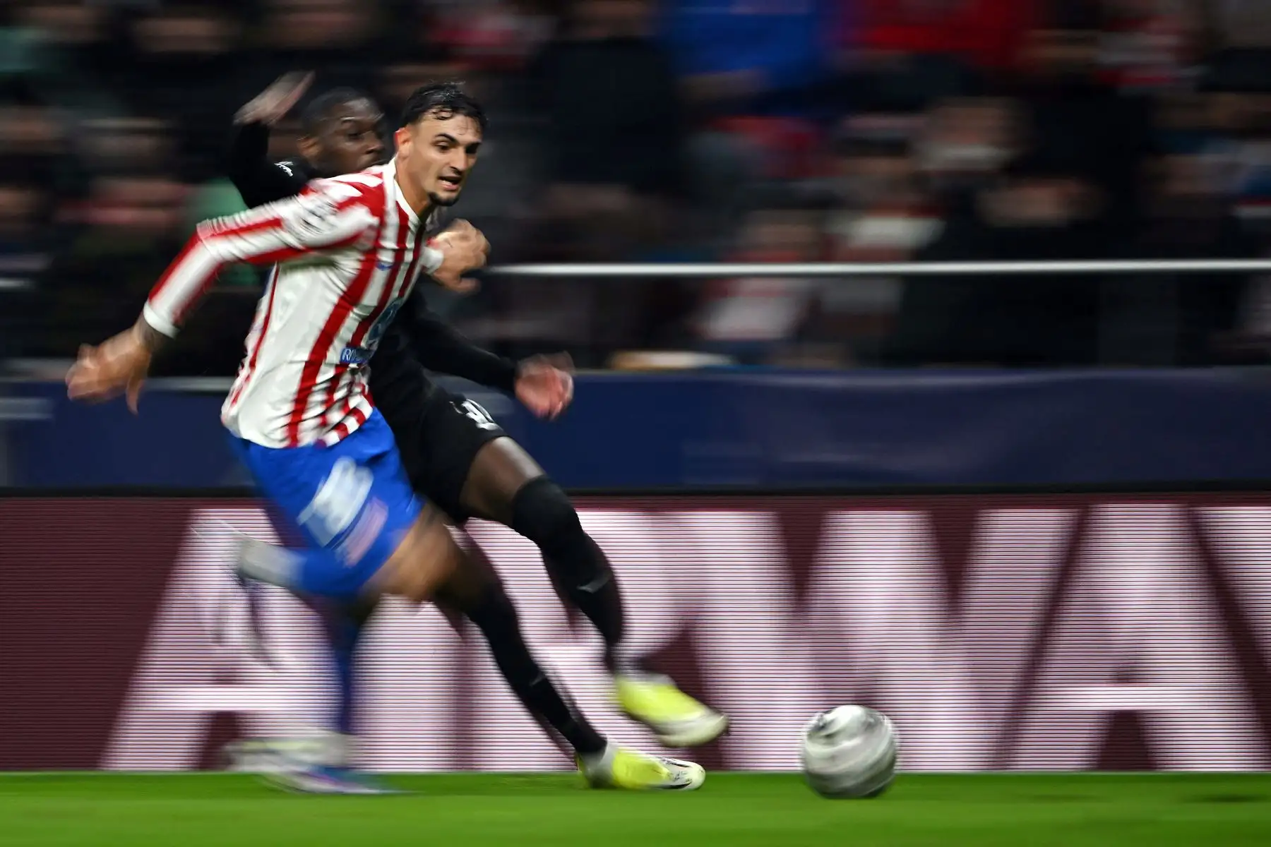 El defensa español del Atlético de Madrid, Marc Pubill y el delantero francés del Tottenham Hotspur, Randal Kolo Muani, luchan por el balón durante el partido de ida de los octavos de final de la UEFA Champions League entre el Club Atlético de Madrid y el Tottenham Hotspur en el Estadio Metropolitano de Madrid.
Foto: AFP