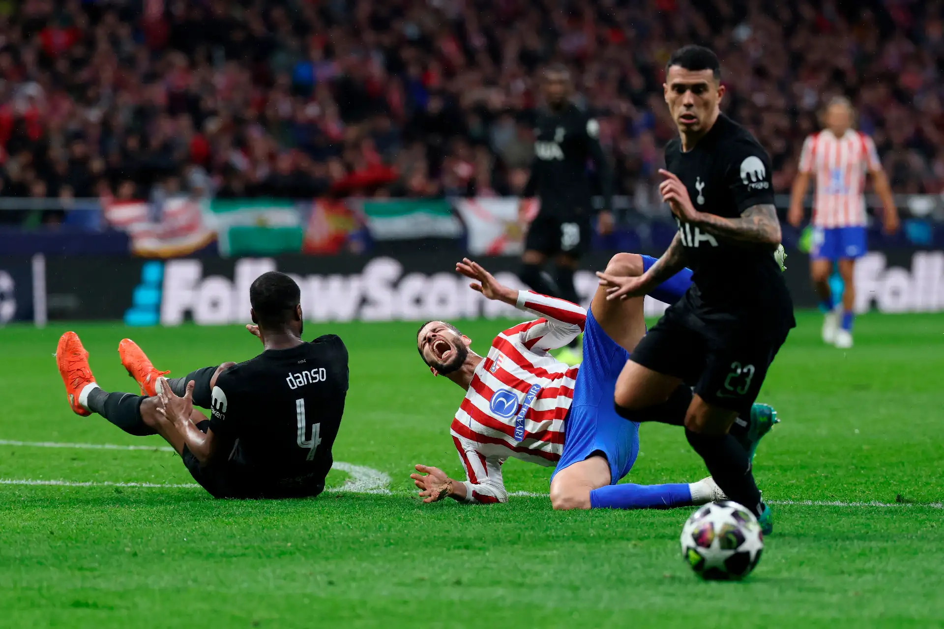 El defensa eslovaco del Atlético de Madrid, David Hancko, reacciona al caer junto al defensa español  del Tottenham Hotspur, Pedro Porro, durante el partido de ida de los octavos de final de la UEFA Champions League entre el Club Atlético de Madrid y el Tottenham Hotspur en el Estadio Metropolitano de Madrid.
Foto: AFP