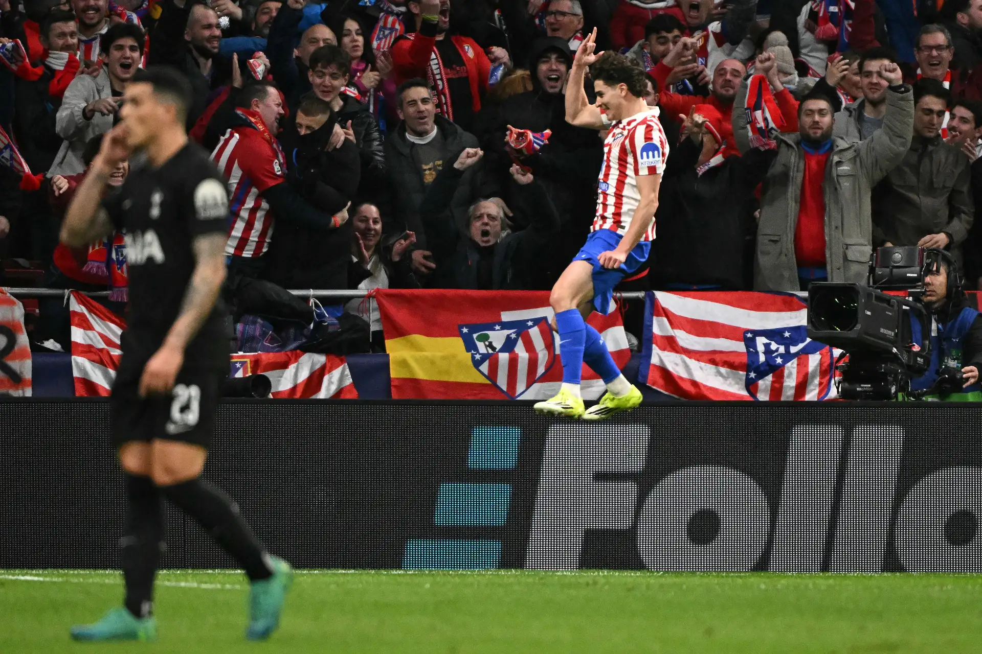 El delantero argentino del Atlético de Madrid, Julián Álvarez, celebra el tercer gol de su equipo durante el partido de ida de los octavos de final de la UEFA Champions League entre el Club Atlético de Madrid y el Tottenham Hotspur en el Estadio Metropolitano de Madrid.
Foto: AFP