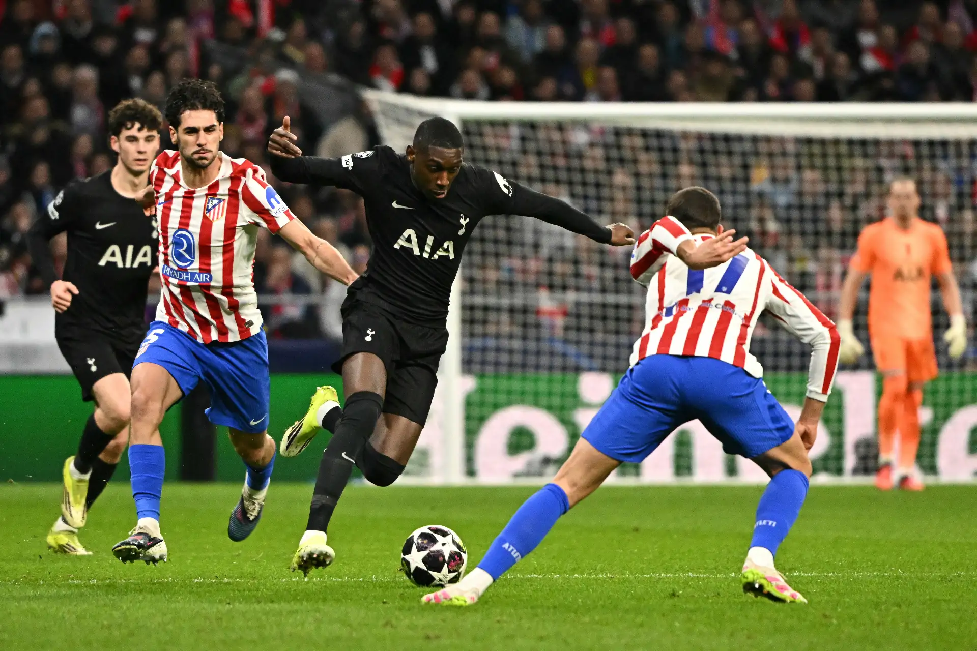 El centrocampista estadounidense  del Atlético de Madrid, Johnny Cardoso , el delantero francés del Tottenham Hotspur, Randal Kolo Muani , y el defensa eslovaco  del Atlético de Madrid, David Hancko , luchan por el balón durante el partido de ida de los octavos de final de la UEFA Champions League entre el Club Atlético de Madrid y el Tottenham Hotspur en el Estadio Metropolitano de Madrid.
Foto: AFP