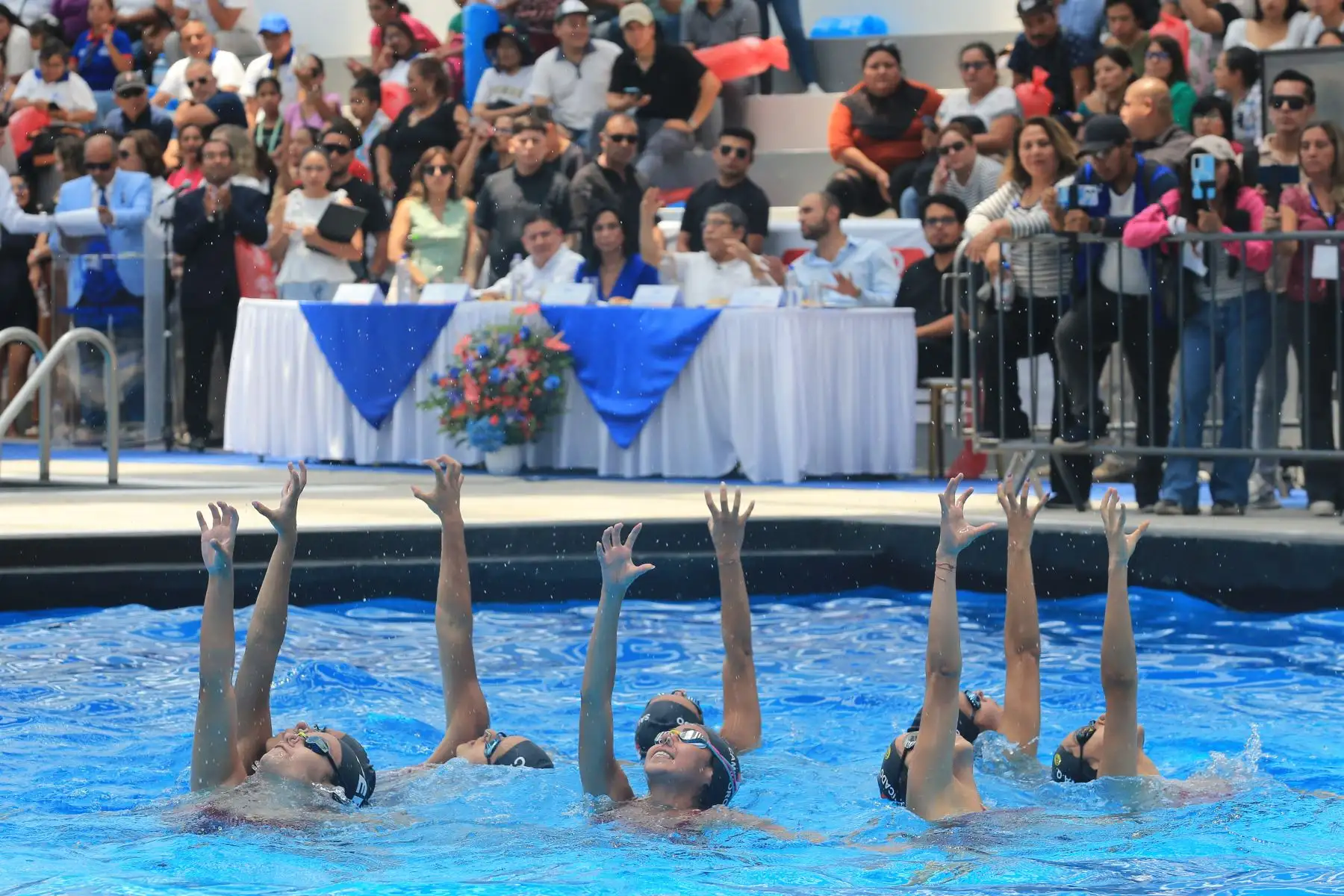 Con ballet acuático y saltos ornamentales se llevó a cabo la inauguración del renovado recinto.Foto: ANDINA/Héctor Vinces