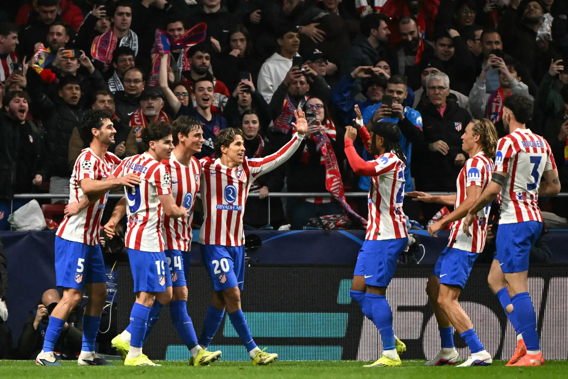 Los jugadores del Atlético de Madrid celebran su cuarto gol anotado por el defensa español  del Atlético de Madrid, Robin Le Normand , durante el partido de ida de los octavos de final de la UEFA Champions League entre el Club Atlético de Madrid y el Tottenham Hotspur en el Estadio Metropolitano de Madrid.
Foto: AFP
