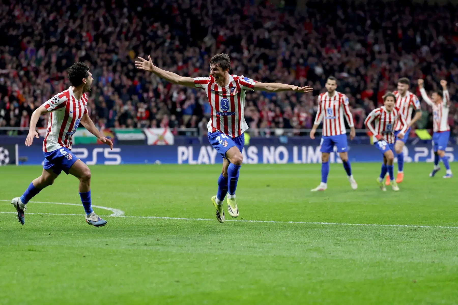 El defensa español del Atlético de Madrid, Robin Le Normand , celebra el cuarto gol de su equipo durante el partido de ida de los octavos de final de la UEFA Champions League entre el Club Atlético de Madrid y el Tottenham Hotspur en el Estadio Metropolitano de Madrid .
Foto: AFP
