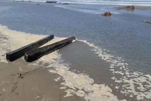 Los propios pescadores han iniciado labores para rescatar las maderas que el mar arrastra hasta la orilla, con la esperanza de reutilizarlas cuando las condiciones del mar mejoren.