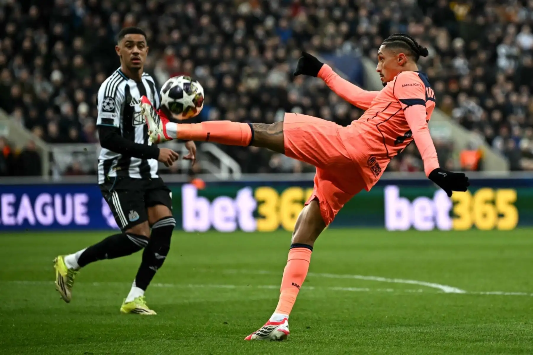 El delantero brasileño del Barcelona, ​​Raphinha, despeja el balón durante el partido de octavos de final de la UEFA Champions League entre el Newcastle United y el FC Barcelona. AFP