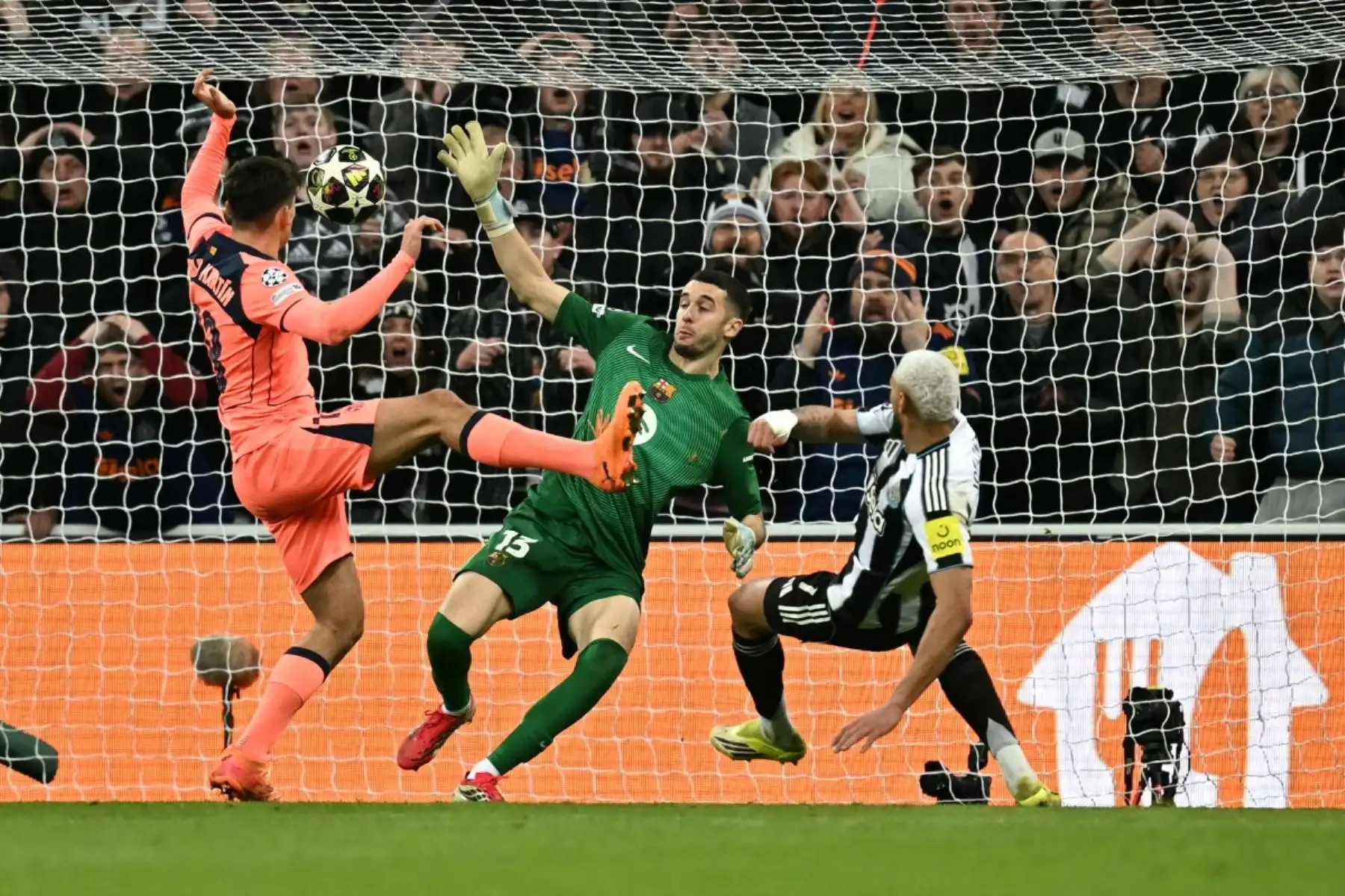 El centrocampista brasileño  Joelinton del Newcastle United marca un gol en fuera de juego durante el partido de octavos de final de la UEFA Champions League entre el Newcastle United y el FC Barcelona. AFP
