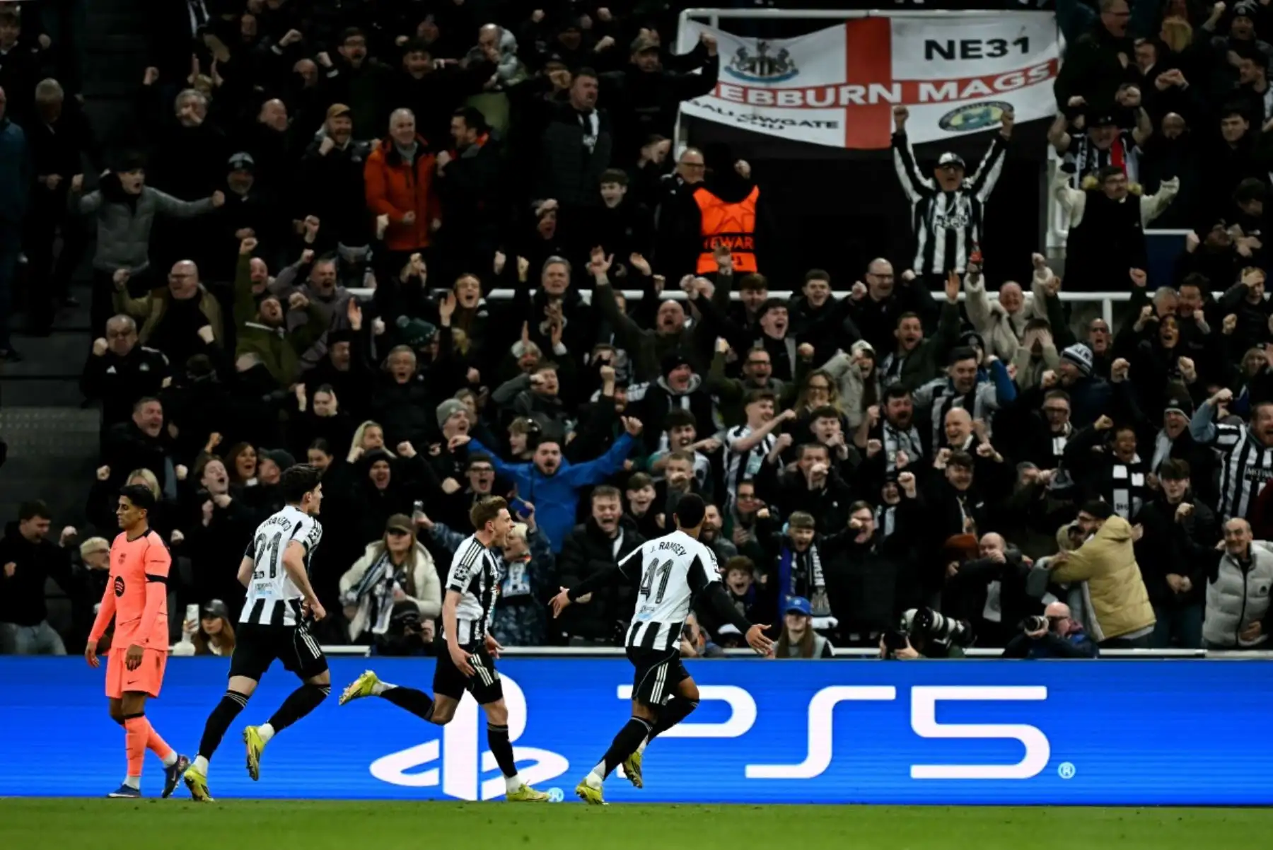 El centrocampista inglés del Newcastle United, Harvey Barnes  celebra el primer gol del equipo durante el partido de octavos de final de la UEFA Champions League entre el Newcastle United y el FC Barcelona. AFP
