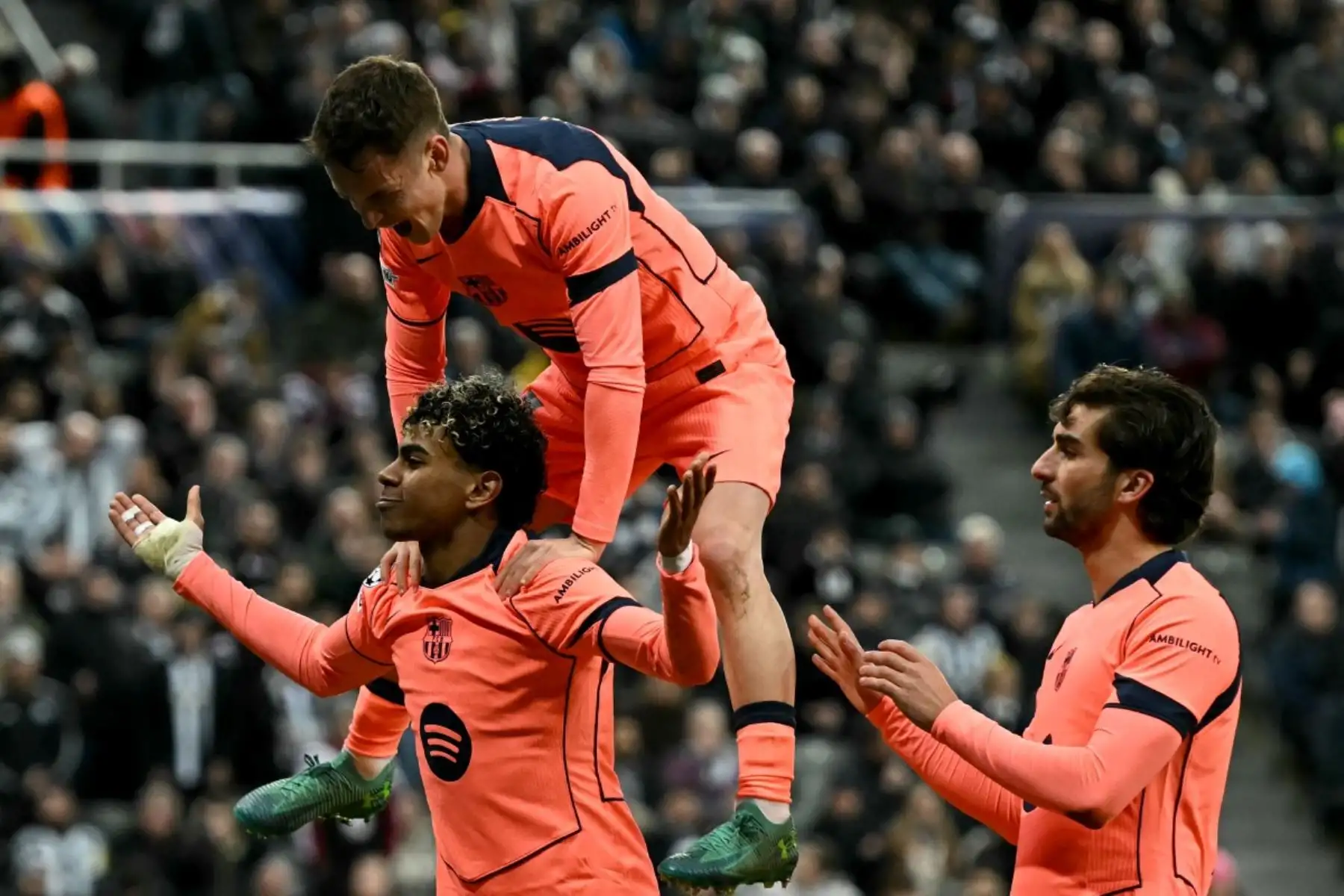 El delantero español  del Barcelona, ​​Lamine Yamal, celebra el primer gol del equipo durante el partido de octavos de final de la UEFA Champions League entre el Newcastle United y el FC Barcelona. AFP