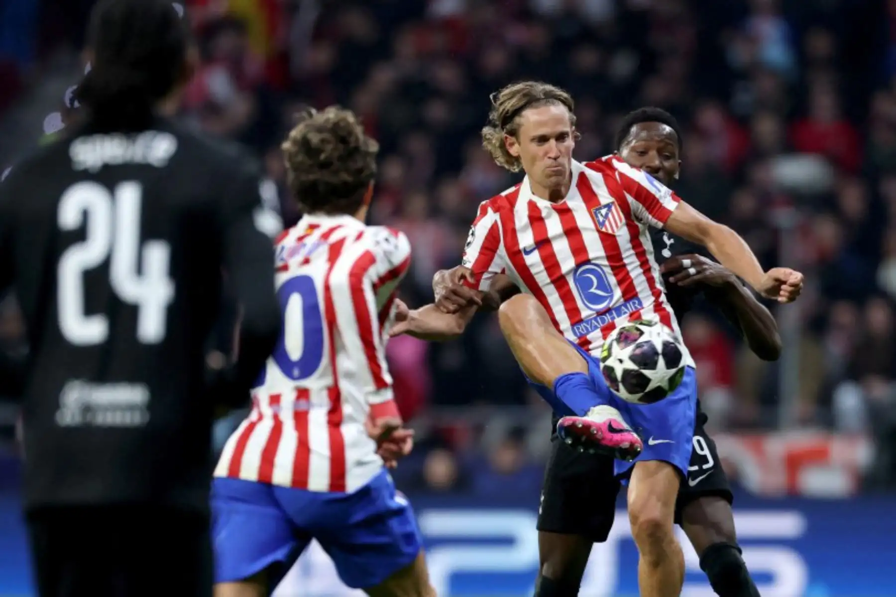 El centrocampista español  del Atlético de Madrid, Marcos Llorente, lucha por el balón con el delantero senegalés  del Tottenham Hotspur, Pape Matar Sarr, durante el partido de ida de los octavos de final de la UEFA Champions League entre el Club Atlético de Madrid y el Tottenham Hotspur. Foto: AFP