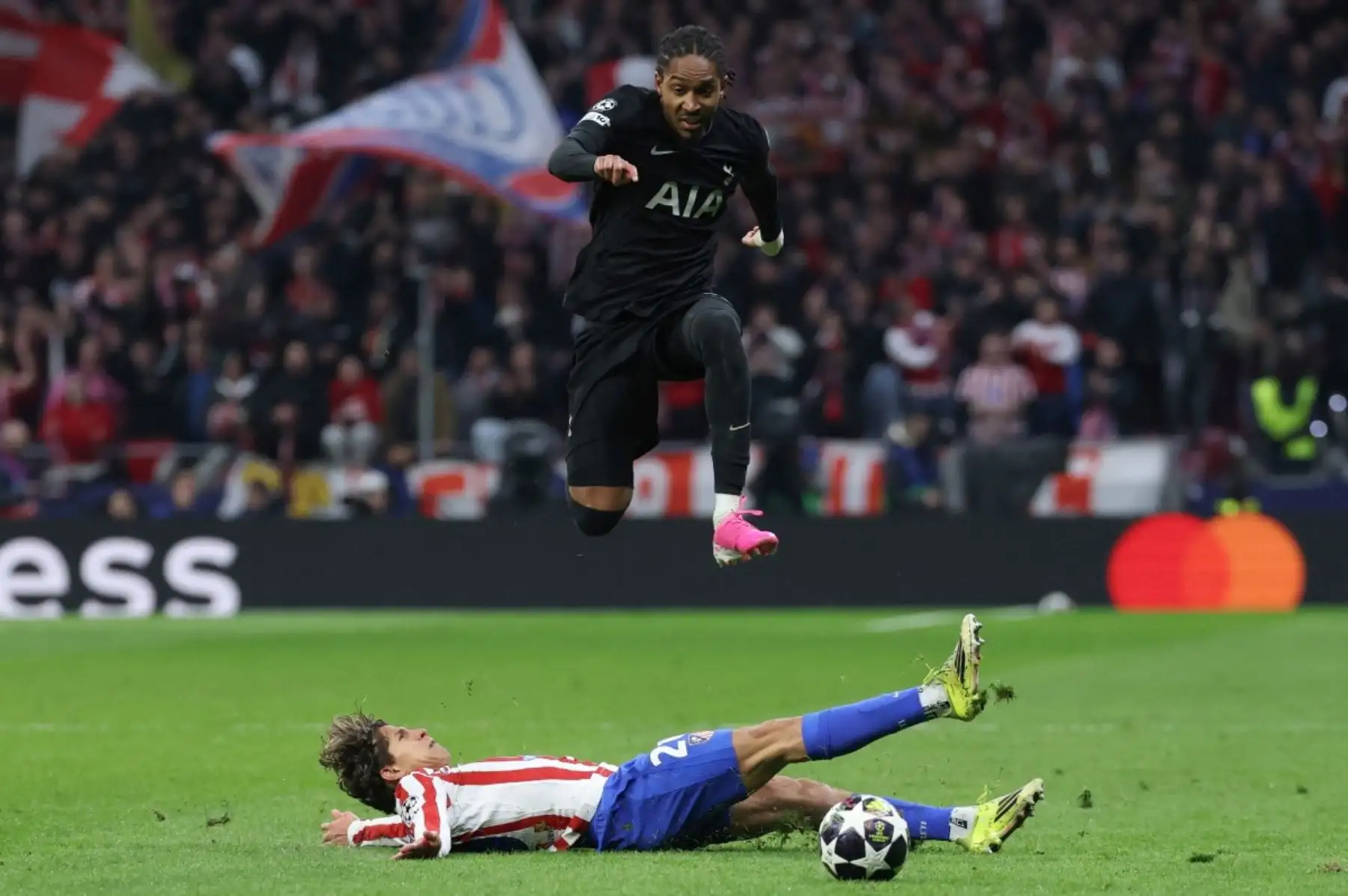 El defensa inglés  del Tottenham Hotspur, Djed Spence, salta sobre el delantero argentino  del Atlético de Madrid, Giuliano Simeone, durante el partido de ida de los octavos de final de la UEFA Champions League entre el Club Atlético de Madrid y el Tottenham Hotspur. AFP