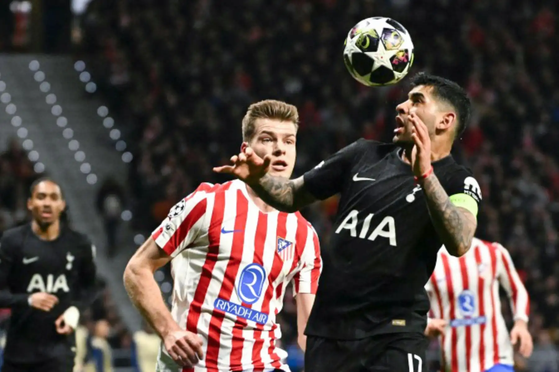 El defensa argentino  del Tottenham Hotspur, Cristian Romero, cabecea el balón junto al delantero noruego  del Atlético de Madrid, Alexander Sorloth, durante el partido de ida de los octavos de final de la UEFA Champions League entre el Club Atlético de Madrid y el Tottenham Hotspur. AFP