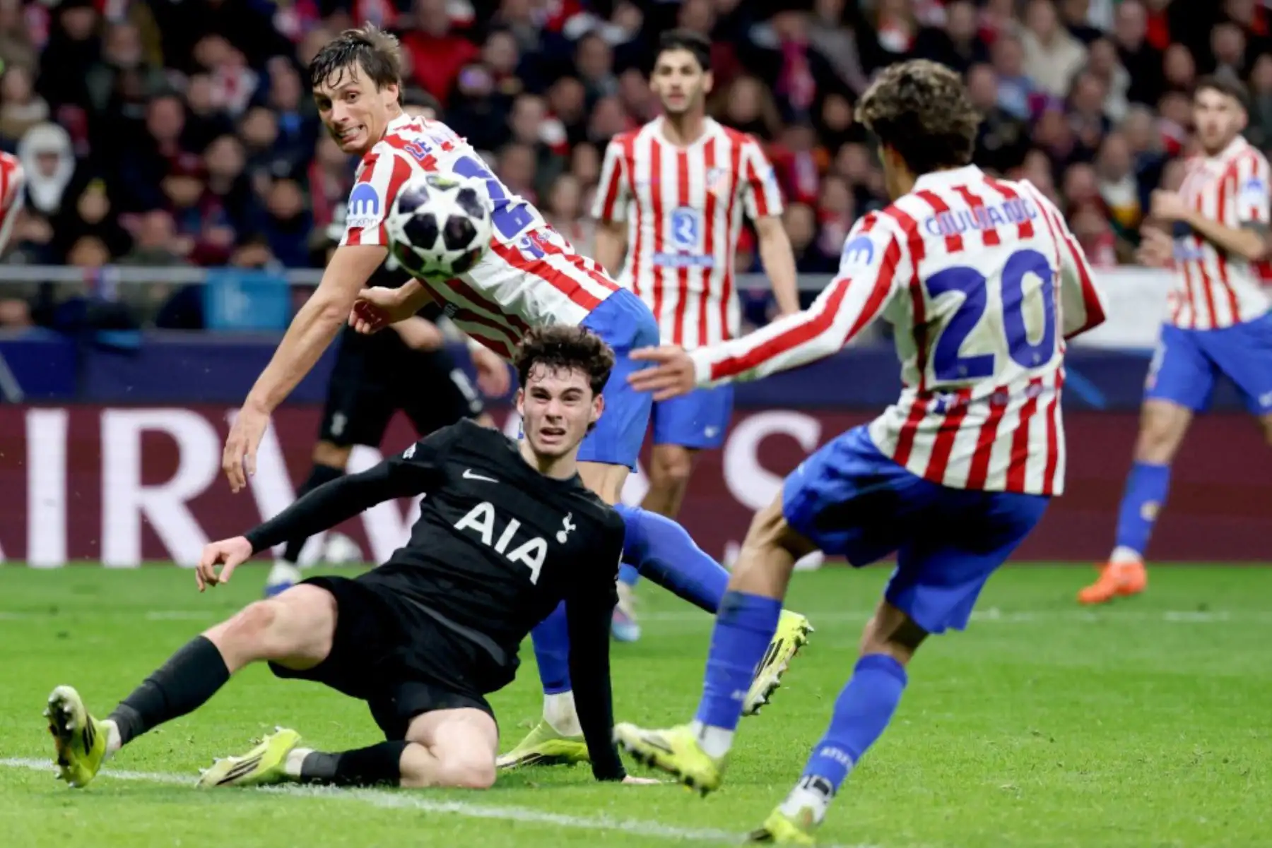 El centrocampista inglés  Archie Gray del Tottenham Hotspur lucha por el balón con el defensa español  Robin Le Normand del Atlético de Madrid y el delantero argentino  Giuliano Simeone del Atlético de Madrid durante el partido de ida de los octavos de final de la UEFA Champions League entre el Club Atlético de Madrid y el Tottenham Hotspur. AFP