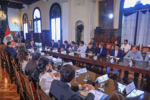 Presidente José María Balcázar sostiene reunión de trabajo con autoridades de la región Huancavelica