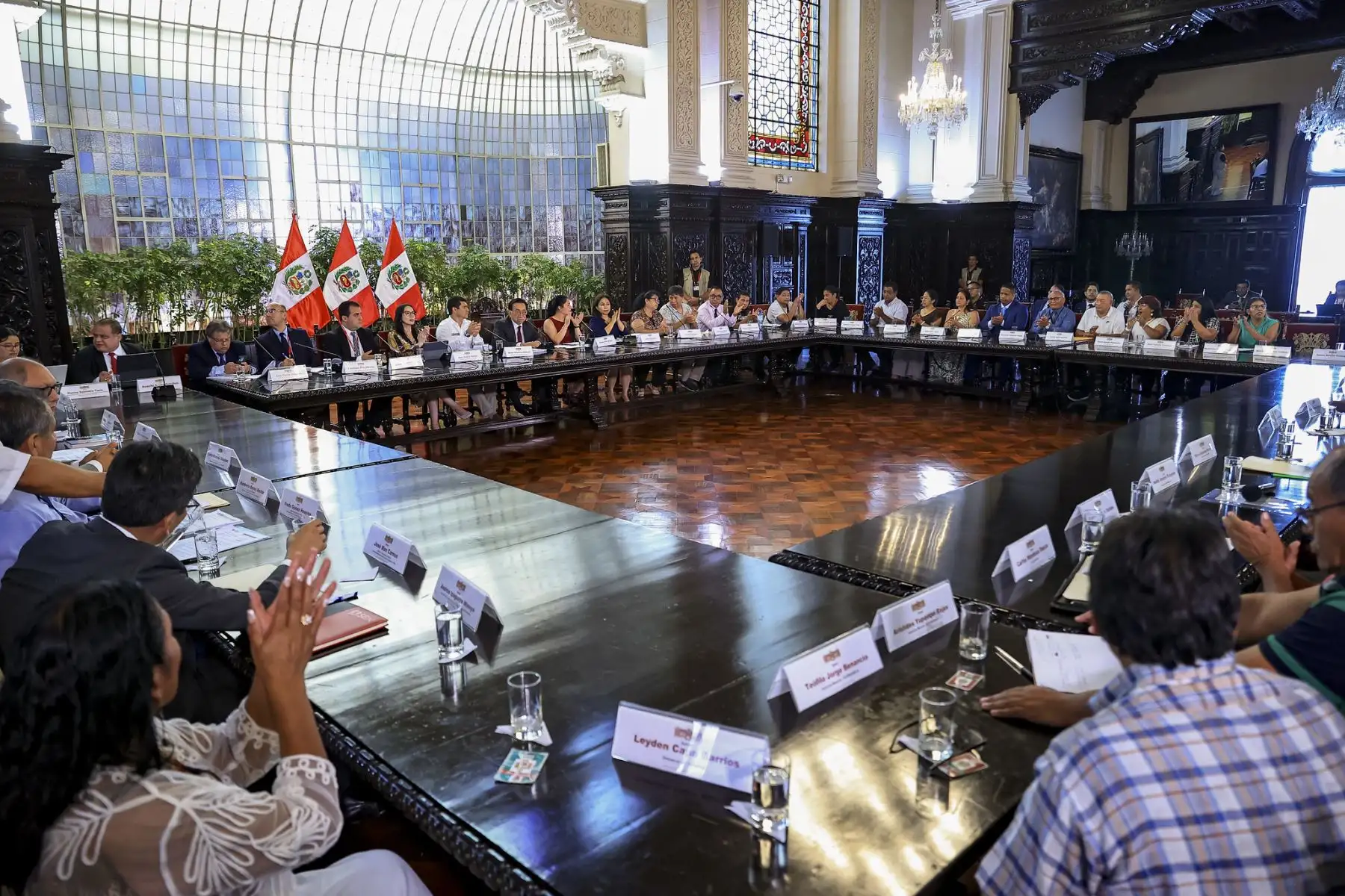 El presidente de la república, José María Balcázar, junto con los titulares de Vivienda y MIMP, sostuvo una reunión de trabajo con organizaciones sociales del Callao para escuchar sus demandas y coordinar soluciones en temas clave como educación, deuda social, delimitación territorial y salud. Foto: ANDINA/Prensa Presidencia