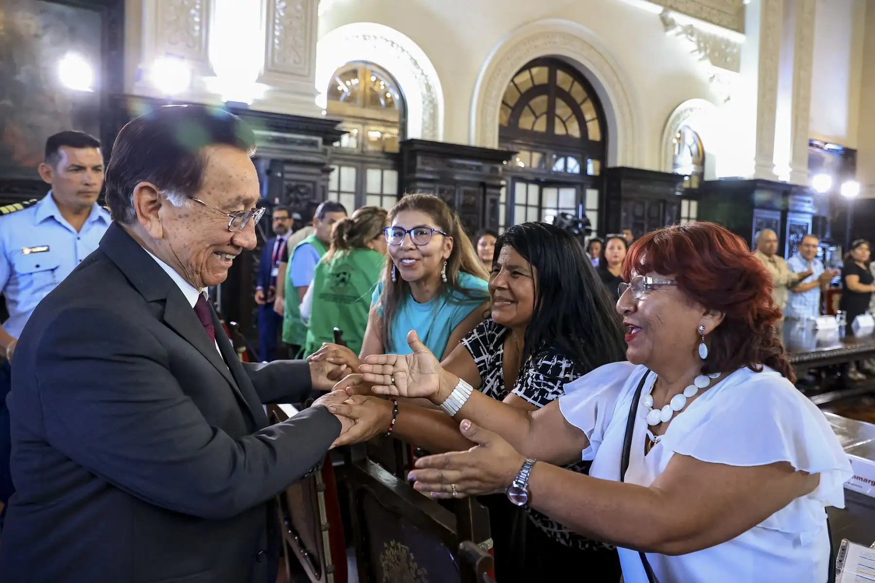 El presidente de la república, José María Balcázar, junto con los titulares de Vivienda y MIMP, sostuvo una reunión de trabajo con organizaciones sociales del Callao para escuchar sus demandas y coordinar soluciones en temas clave como educación, deuda social, delimitación territorial y salud. Foto: ANDINA/Prensa Presidencia