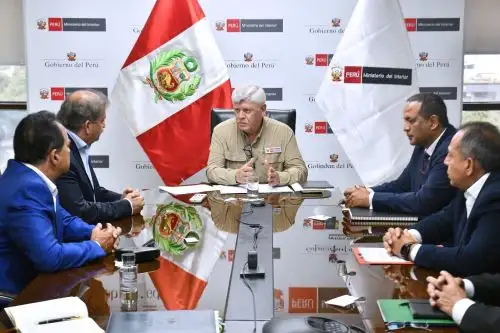 El ministro Hugo Begazo sostuvo una reunión de trabajo con exministros del Interior. Foto: MININTER/Difusión