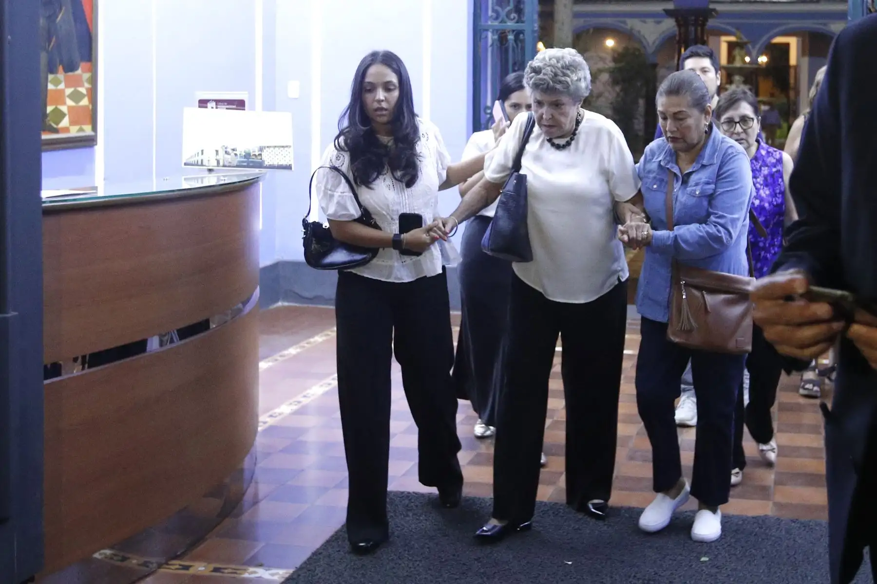 Elena Bryce Echenique, hermana del escritor y sobrinas en el velorio de Alfredo Bryce.
Foto: ANDINA/Eddy Ramos