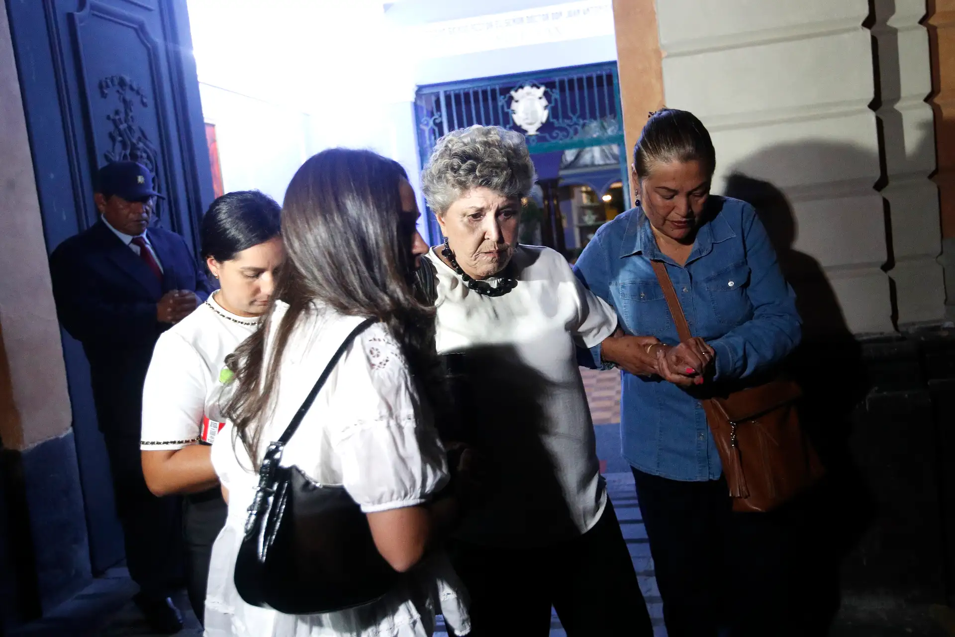 Restos del escritor peruano Alfredo Bryce Echenique, quien falleció hoy a los 87 años, es velado en la Casona de la Universidad Nacional de San Marcos.
En la imagen, su hermana Elena Bryce Echenique y sobrinas, al salir del recinto universitario.
Foto: ANDINA/Eddy Ramos