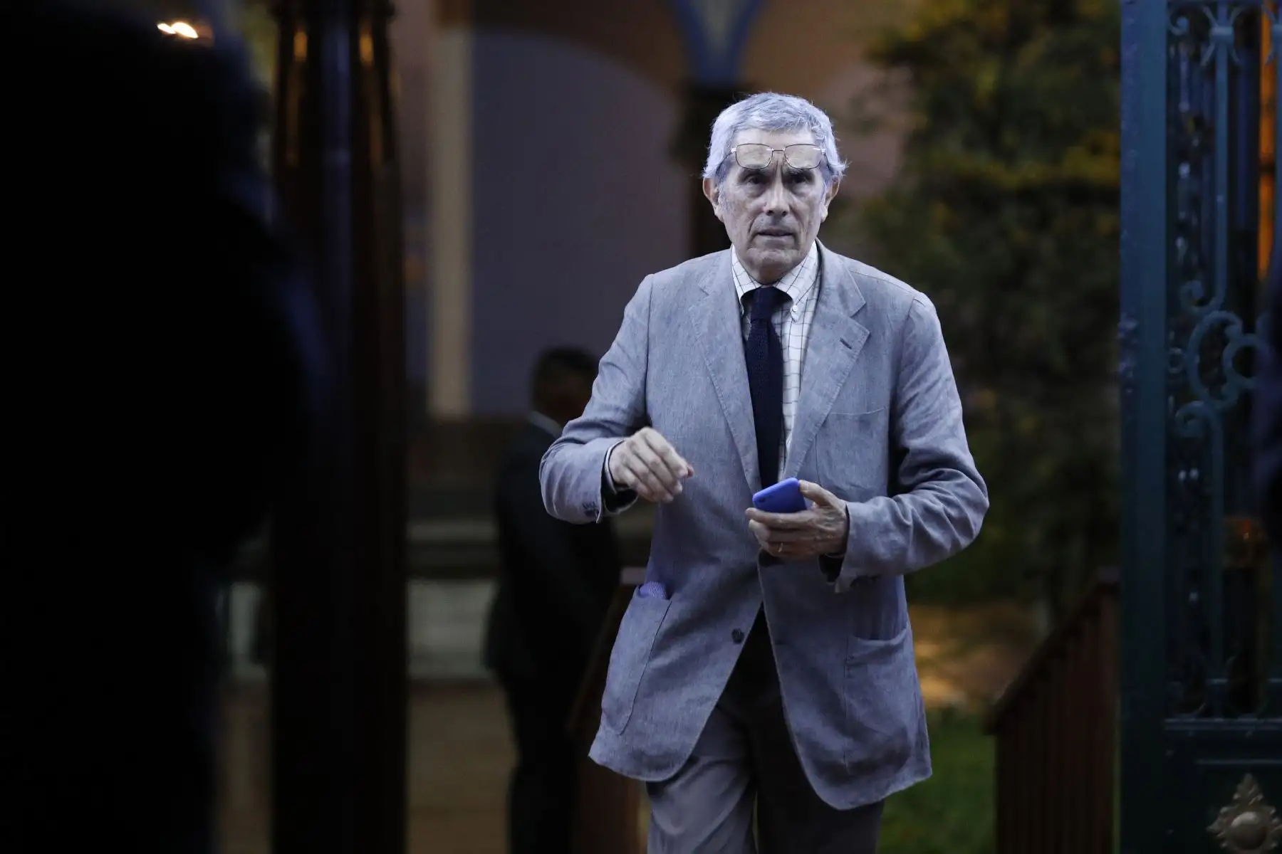 Restos del escritor peruano Alfredo Bryce Echenique, quien falleció hoy a los 87 años, es velado en la Casona de la Universidad Nacional de San Marcos.
En la imagen, el editor peruano Germán Coronado, al salir del recinto universitario.
Foto: ANDINA/Eddy Ramos