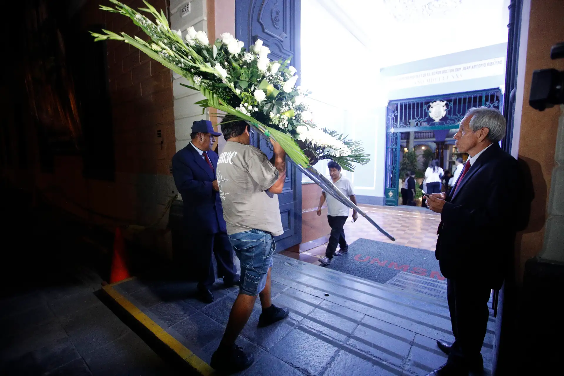 Restos del escritor peruano Alfredo Bryce Echenique, quien falleció hoy a los 87 años, es velado en la Casona de la Universidad Nacional de San Marcos.
Foto: ANDINA/Eddy Ramos