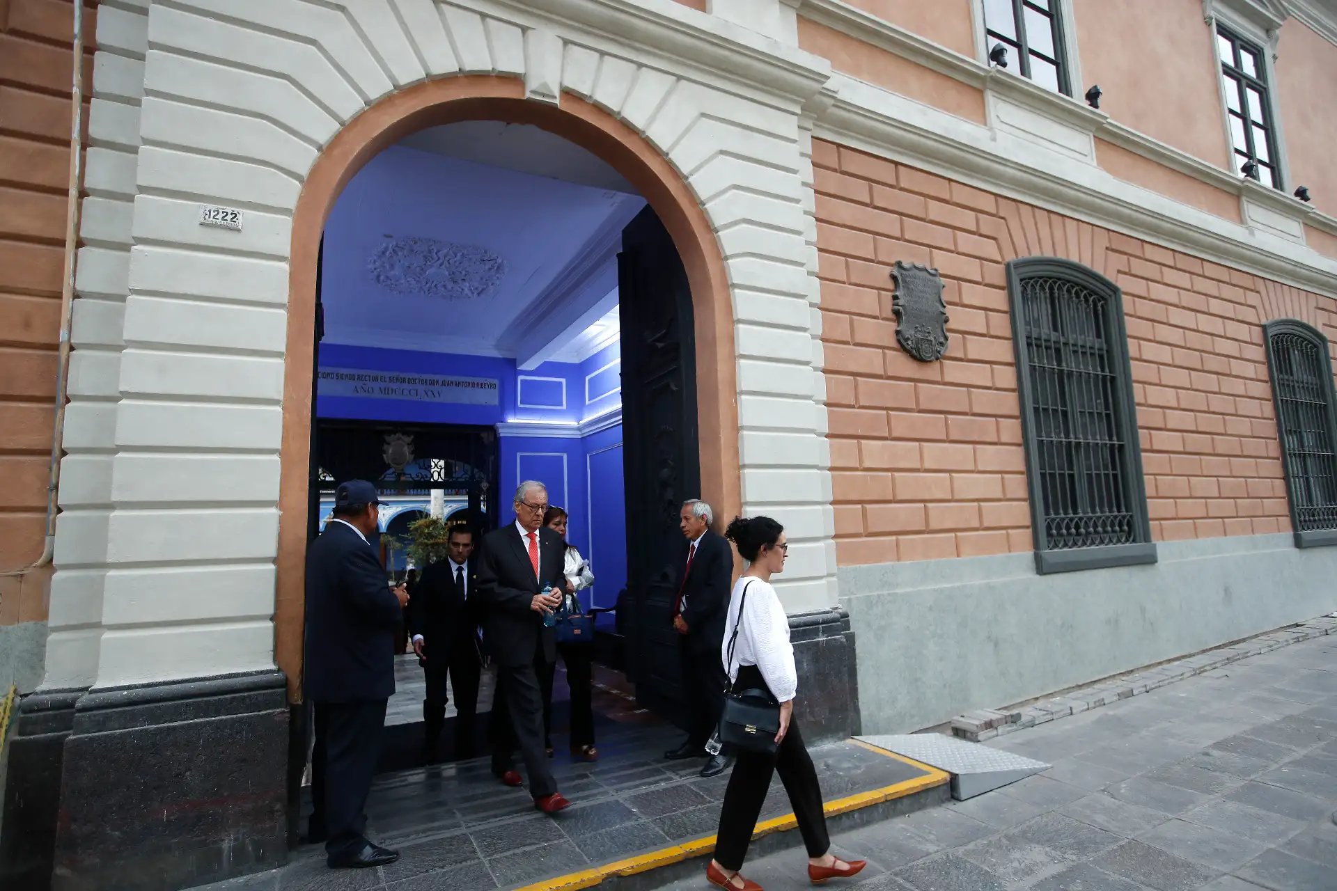Restos del escritor peruano Alfredo Bryce Echenique, quien falleció hoy a los 87 años, es velado en la Casona de la Universidad Nacional de San Marcos.
Foto: ANDINA/Eddy Ramos